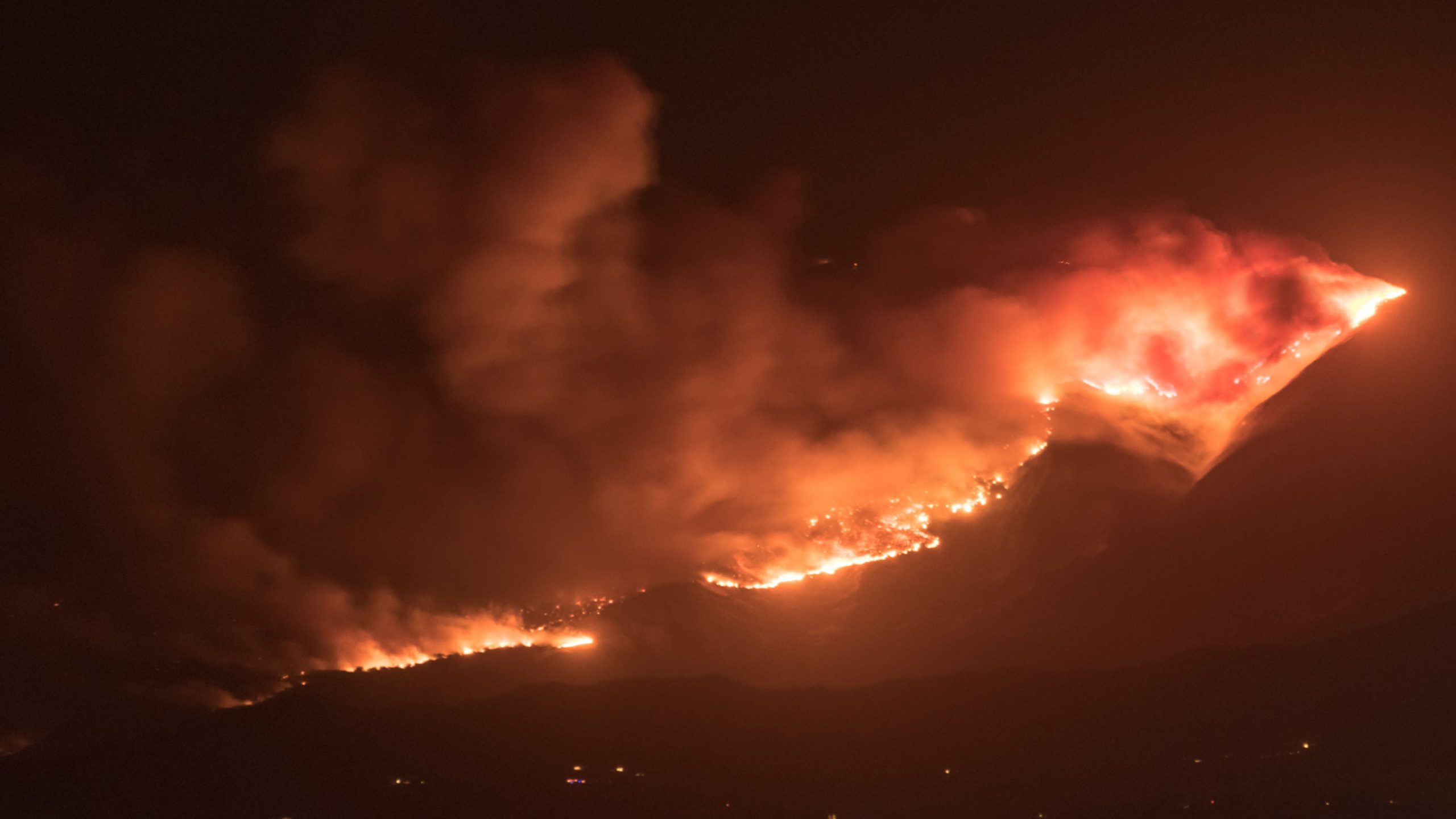 30 000 ordonnés d'évacuer alors que les palissades du Pacifique font rage hors de contrôle