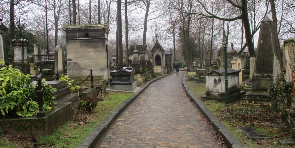Francia Un polvo más rico que dispersa las cenizas de su suegro en París, el escritor rinde homenaje a su vida muy transitada.