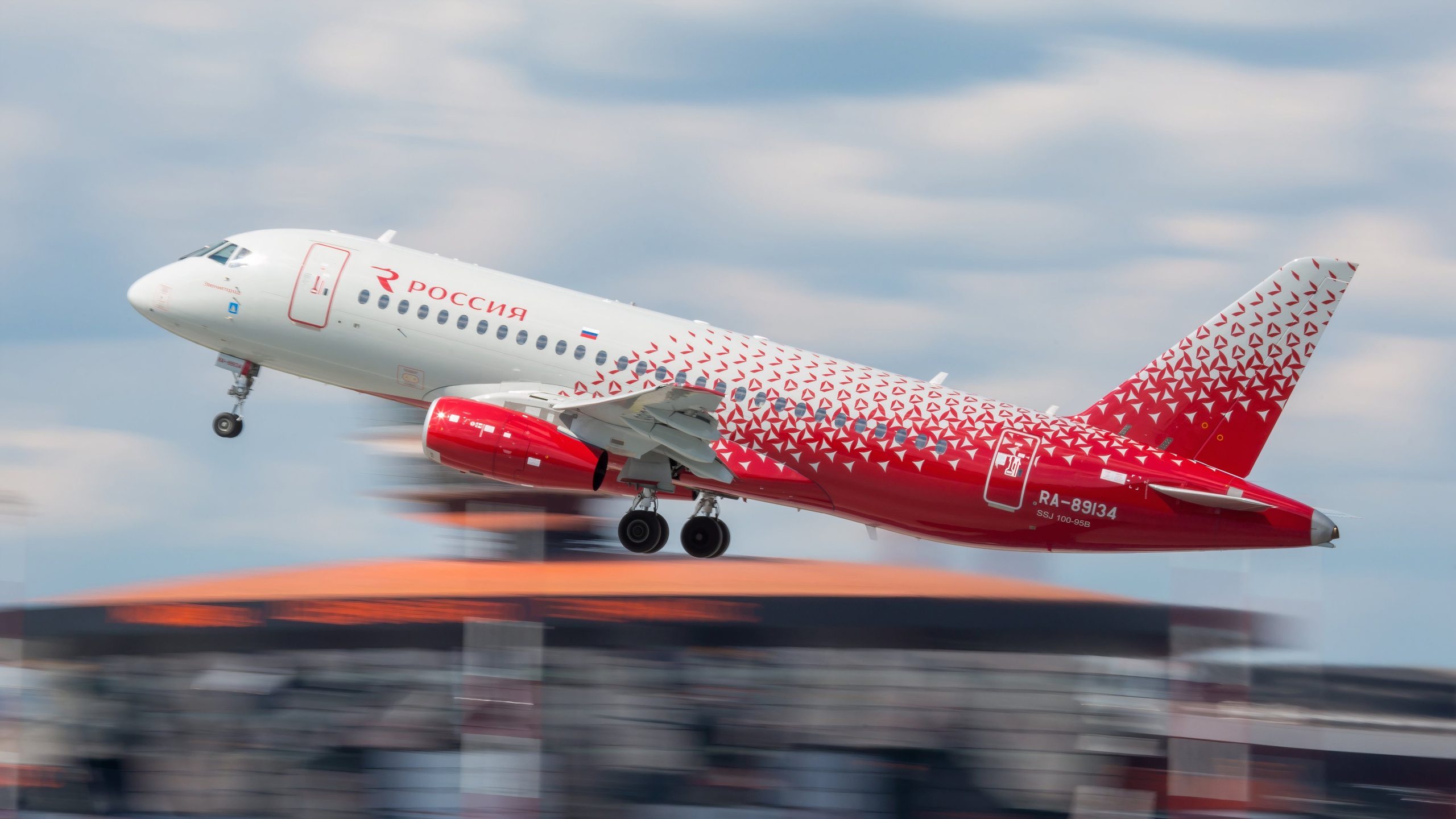 Até 69 voos diários: o verdadeiro serviço de traslado do SuperJet 100 Sukhoi 100