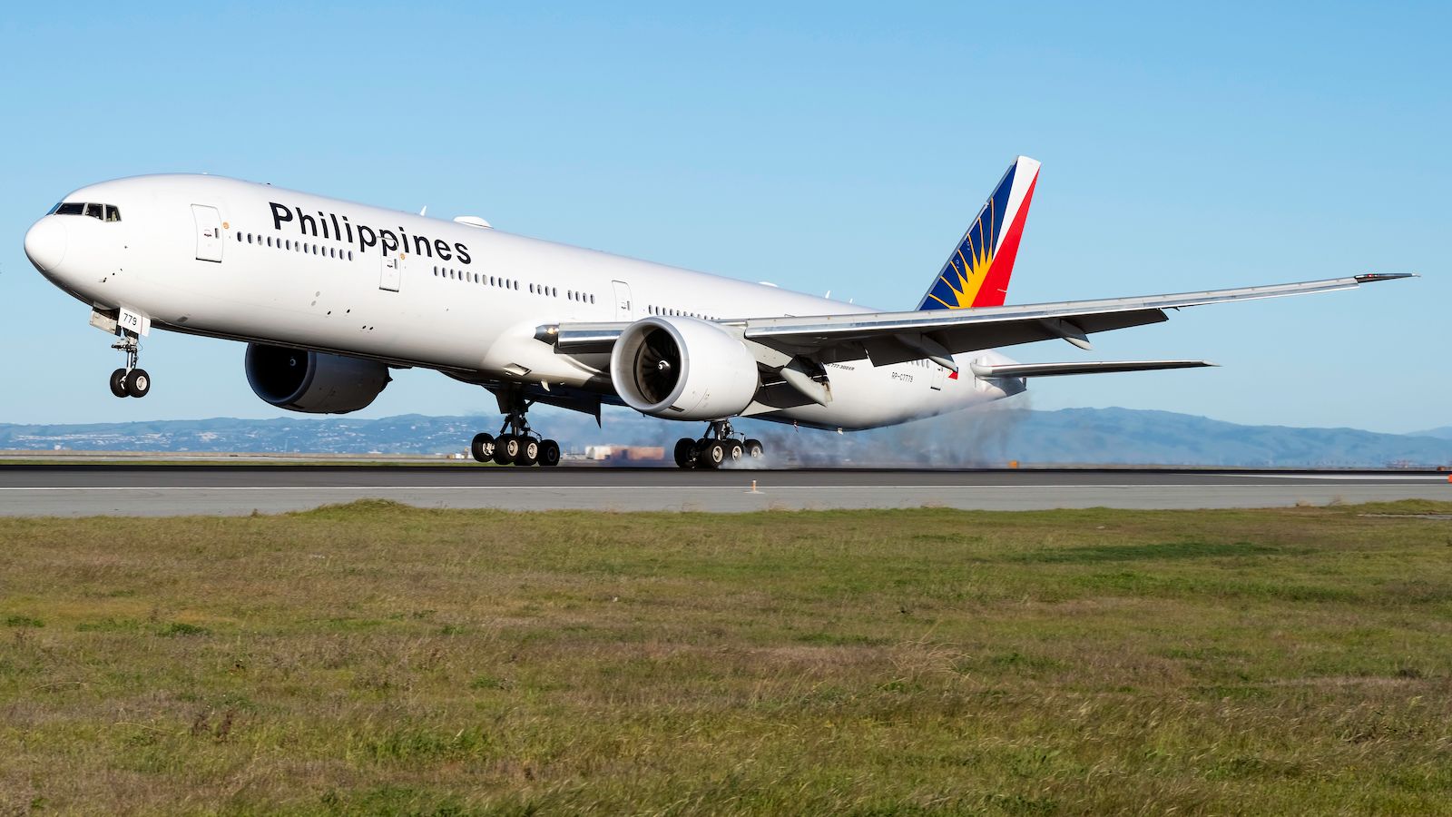Philippine Airlines agrega Boeing 777 y aumenta los ingresos, pero las ganancias se desploman