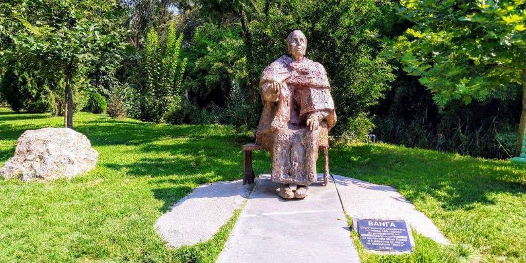 Bulgaria La misión rupita en un viaje inesperado con completos extraños, Chris Deliso se encuentra en la casa de un famoso místico búlgaro.