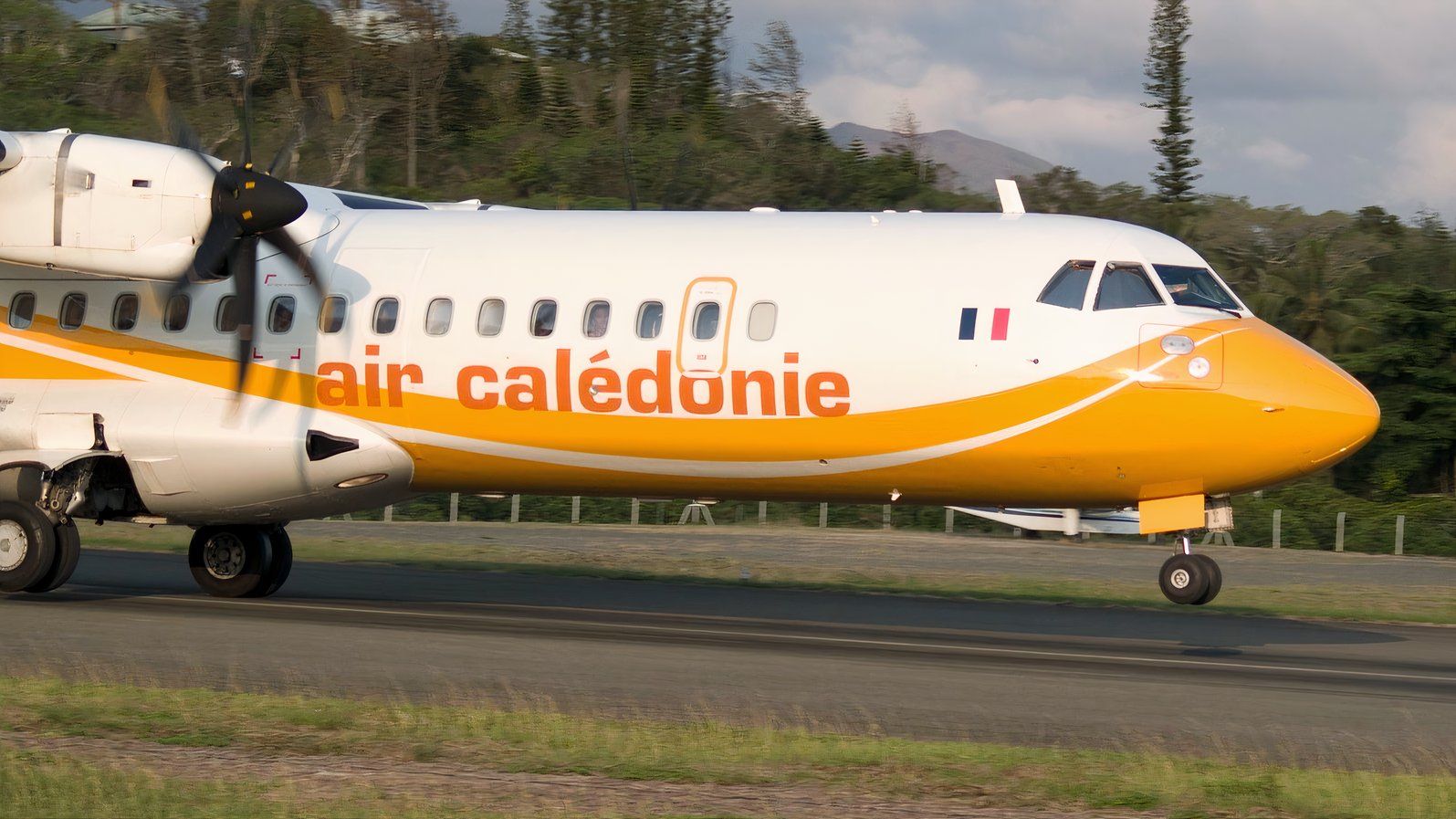 Protestos violentos levam a 2 fechamentos do aeroporto da Nova Caledônia