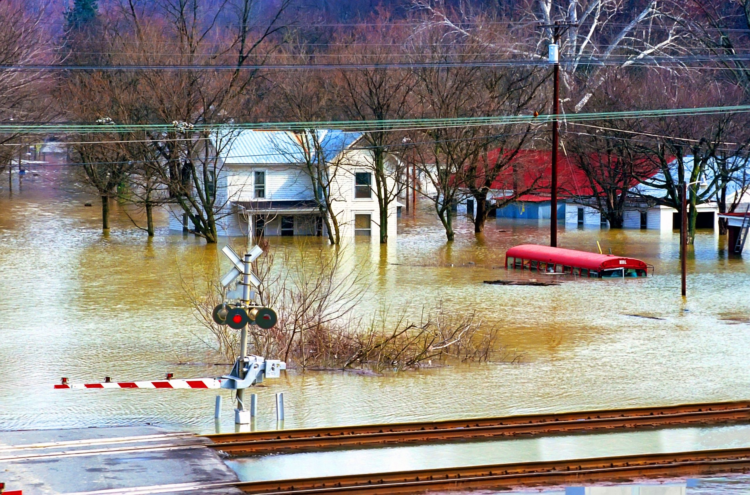 Inundaciones sin precedentes y los tornados se destrozan en el sur de los Estados Unidos: 10 personas asesinadas con peaje de muerte se espera que aumente