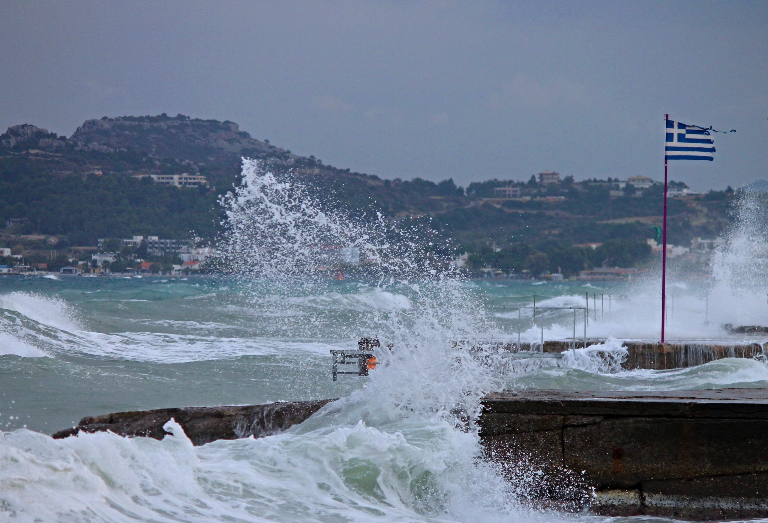Les tempêtes sévères et les inondations des îles grecques pâtent: perturbations de voyage généralisées attendues jusqu'à mercredi