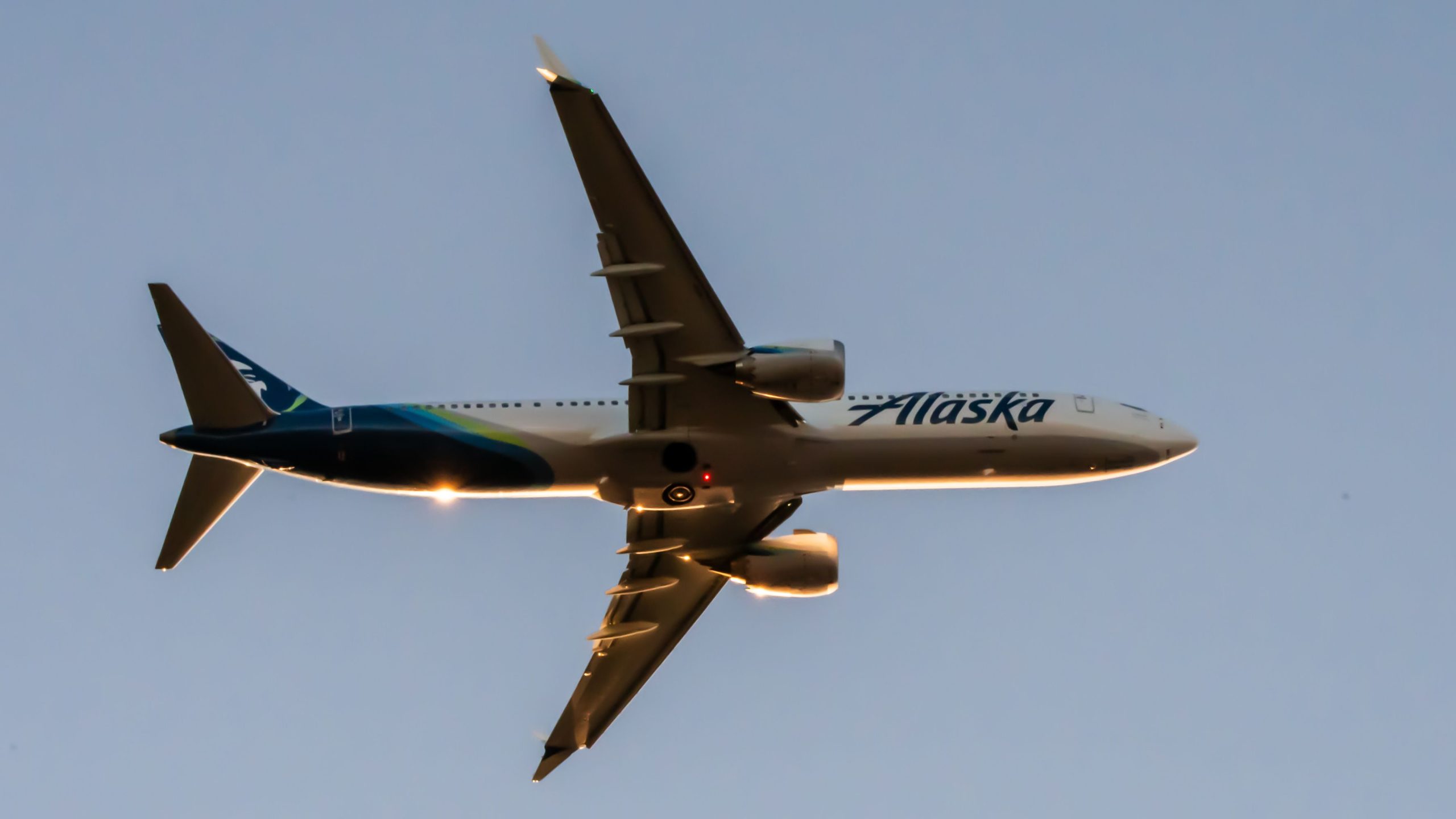 Alaska Airlines Boeing 737 Max 9 Tire explota en el motor de despegue y daños