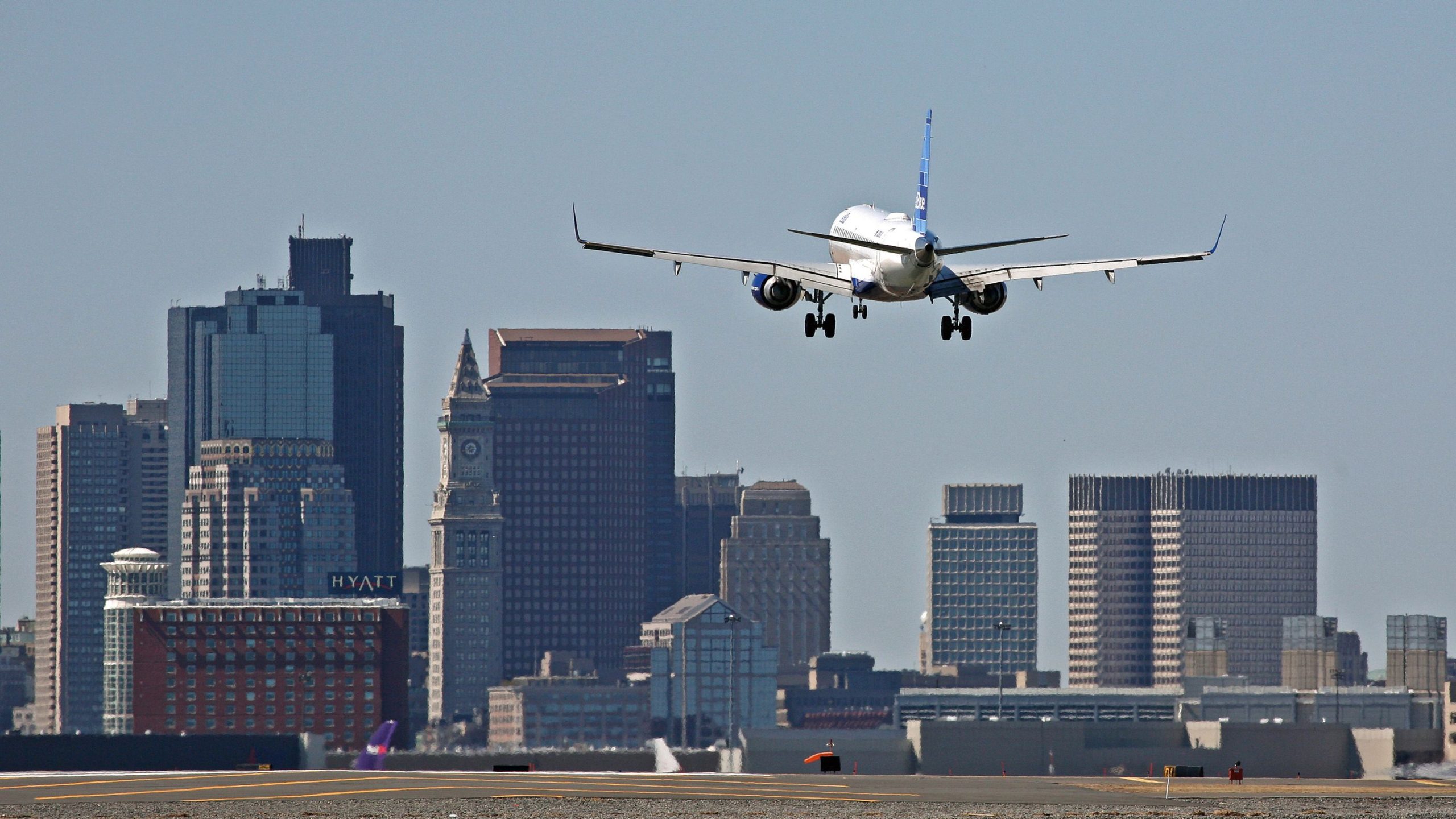 Asas em movimento: Buffalo Wild Wings abre o 1º Aeroporto de sempre em Boston