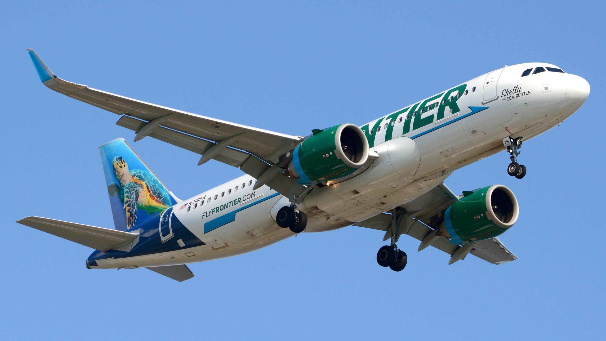 ULCC Frontier Airlines comenzará a bloquear los asientos intermedios en las primeras 2 filas