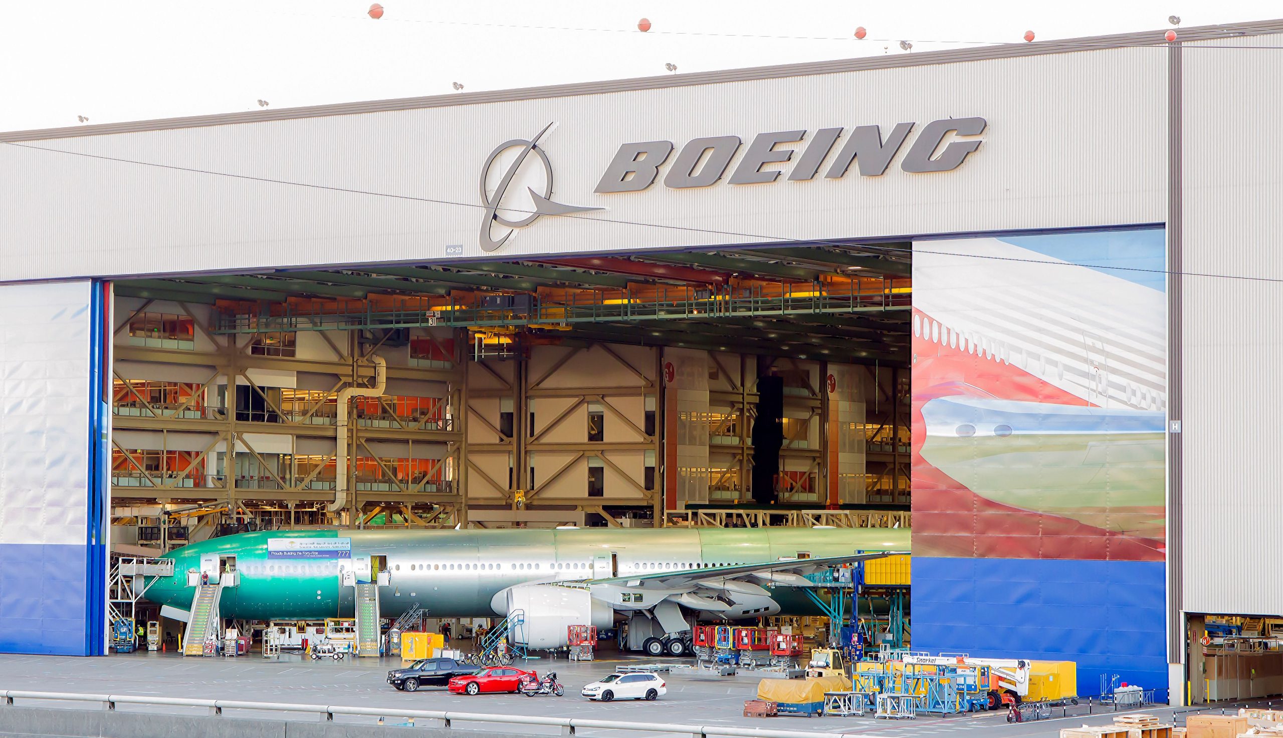 Boeing Strike Drama como segurança desenha uma arma em piquetes