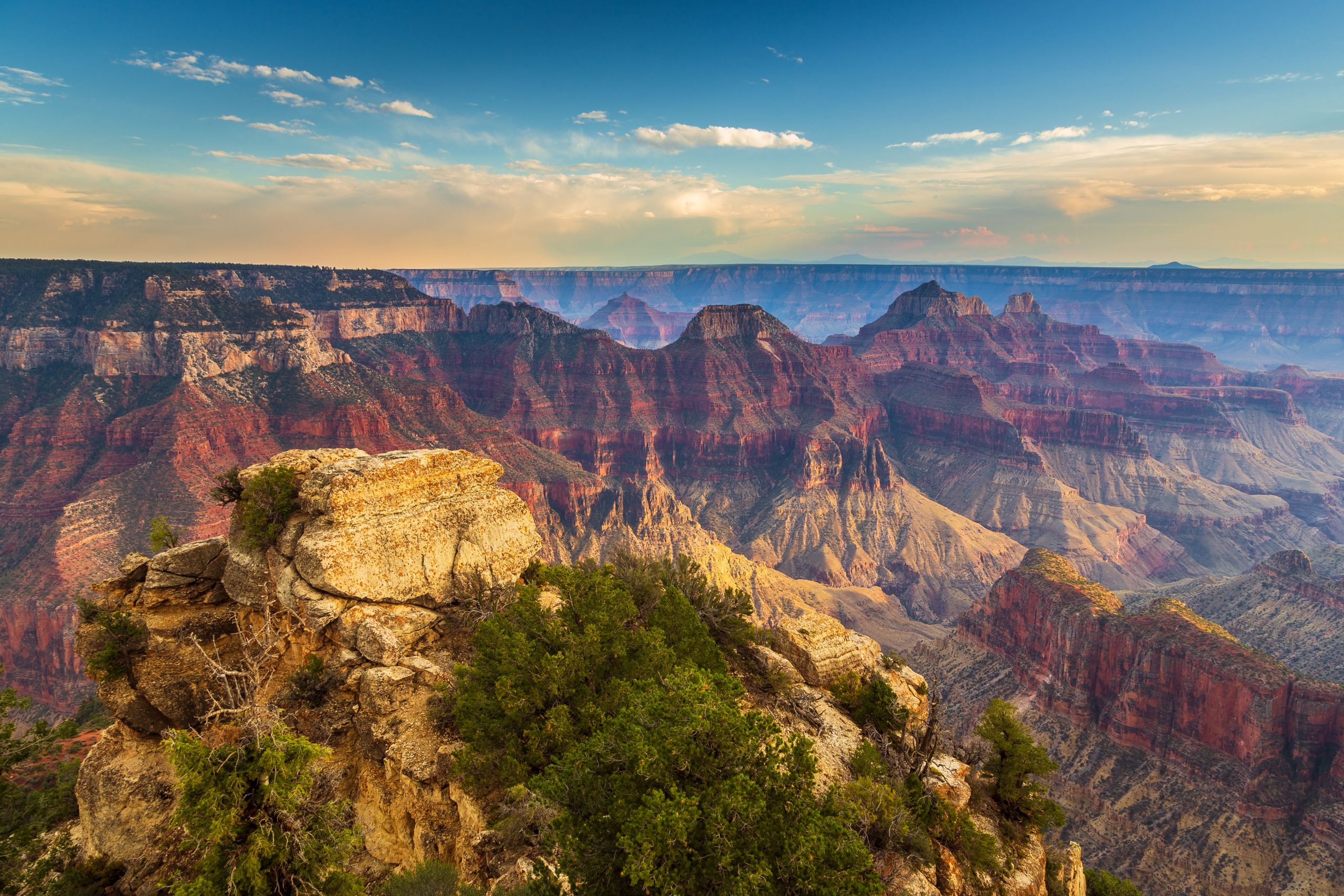 Les touristes du Grand Canyon ont critiqué pour faire du yoga sur un rebord de canyon dangereux et en ignorant les panneaux «sans entrée»