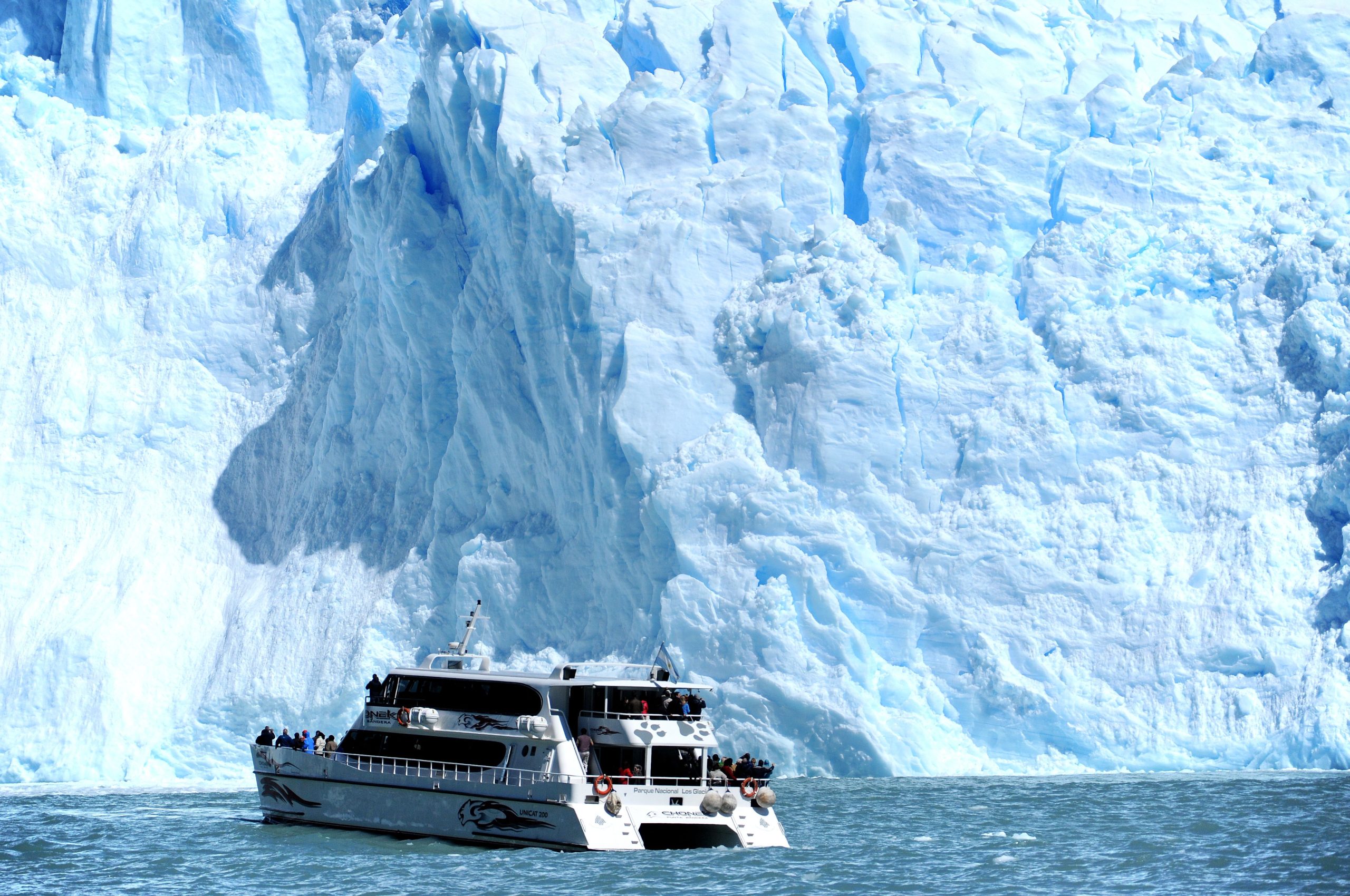 I turisti del parco nazionale di Los Glacias trascurano pericoli e tirano fuori i telefoni durante il crollo dell'iceberg