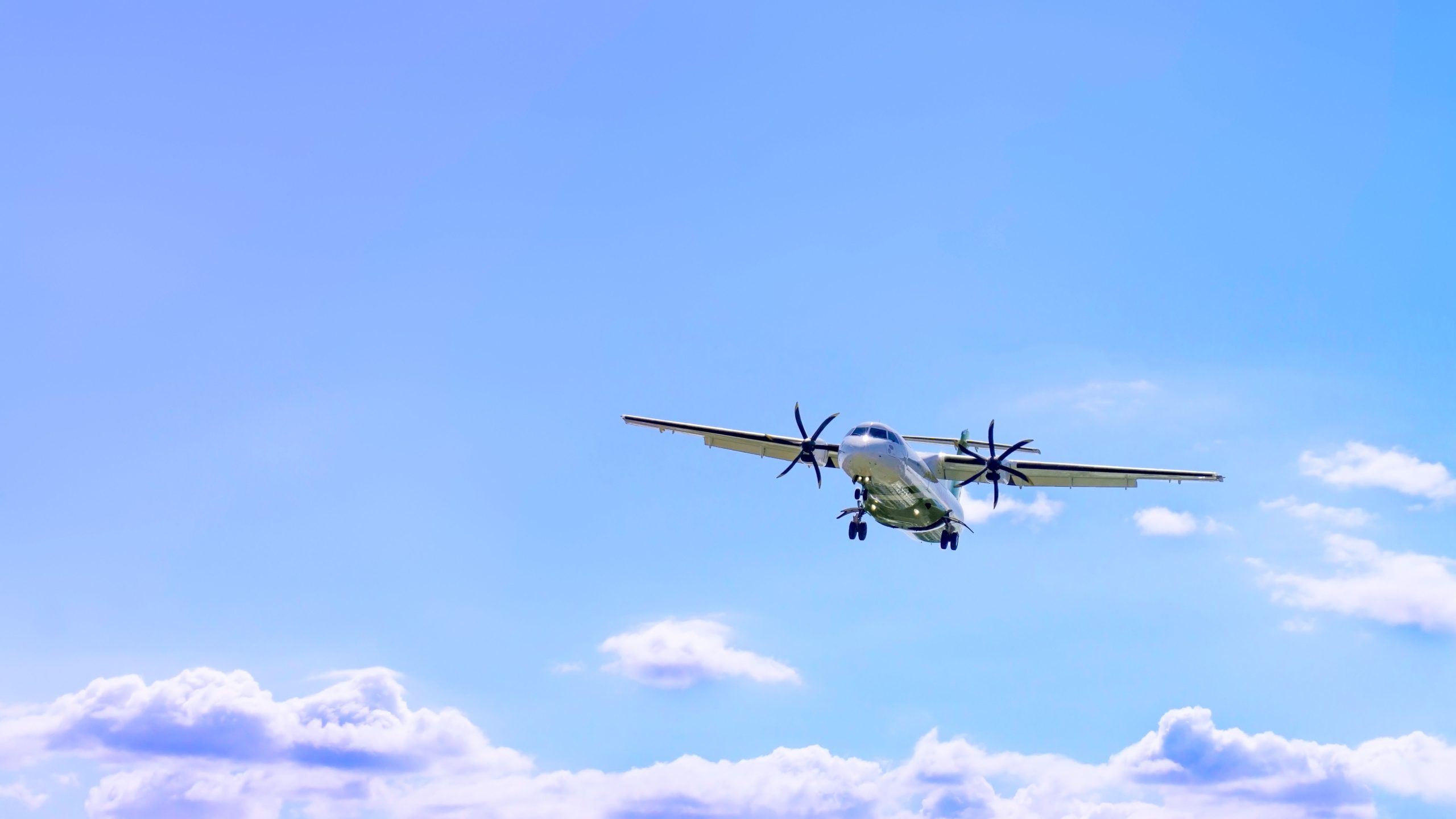 Wings Air ATR-72 danneggiato dopo essere stato colpito mentre si avvicinava alla pista in Indonesia