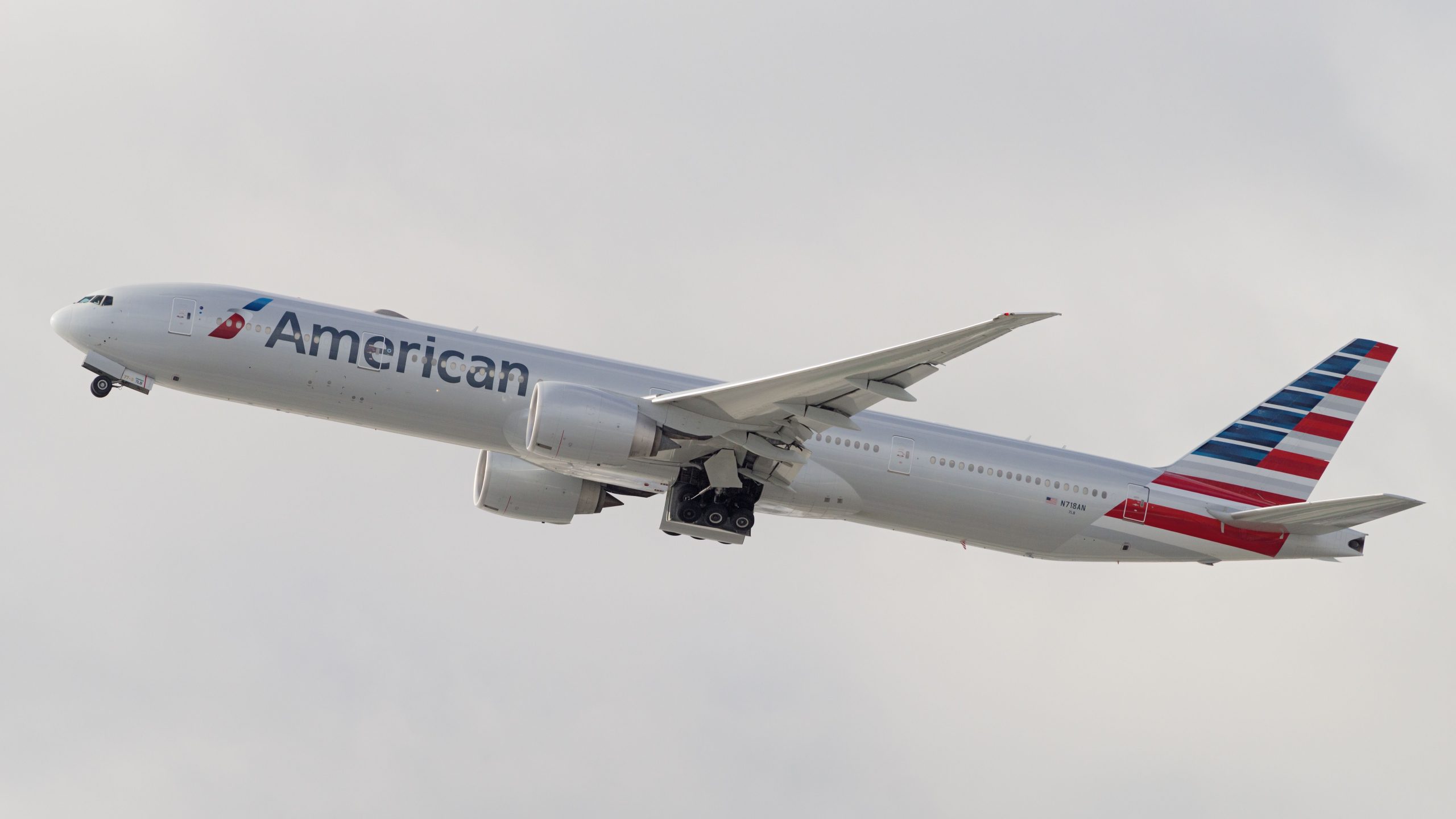 American Airlines Boeing 777-300ER retorna a Buenos Aires após o ruído incomum vem de hold hold