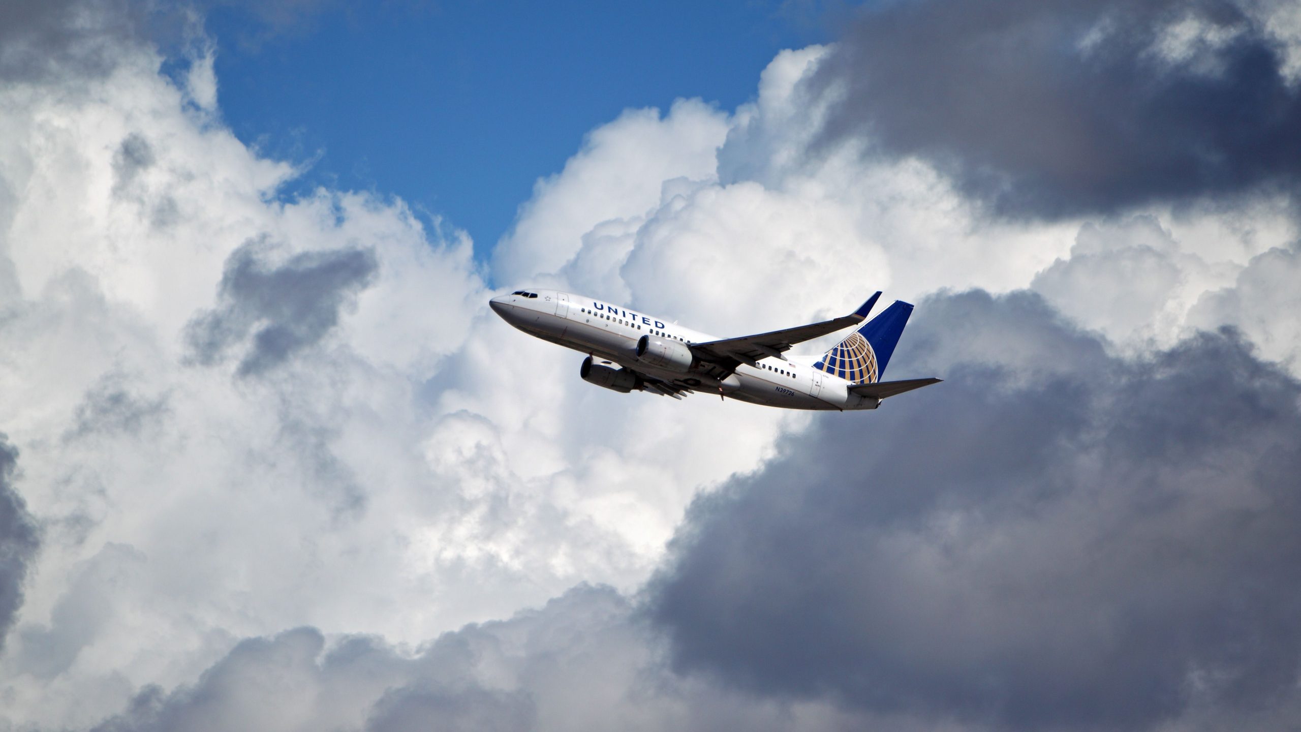 United Airlines Boeing 737 et Spirit Airbus A320neo frappé par la foudre le même jour