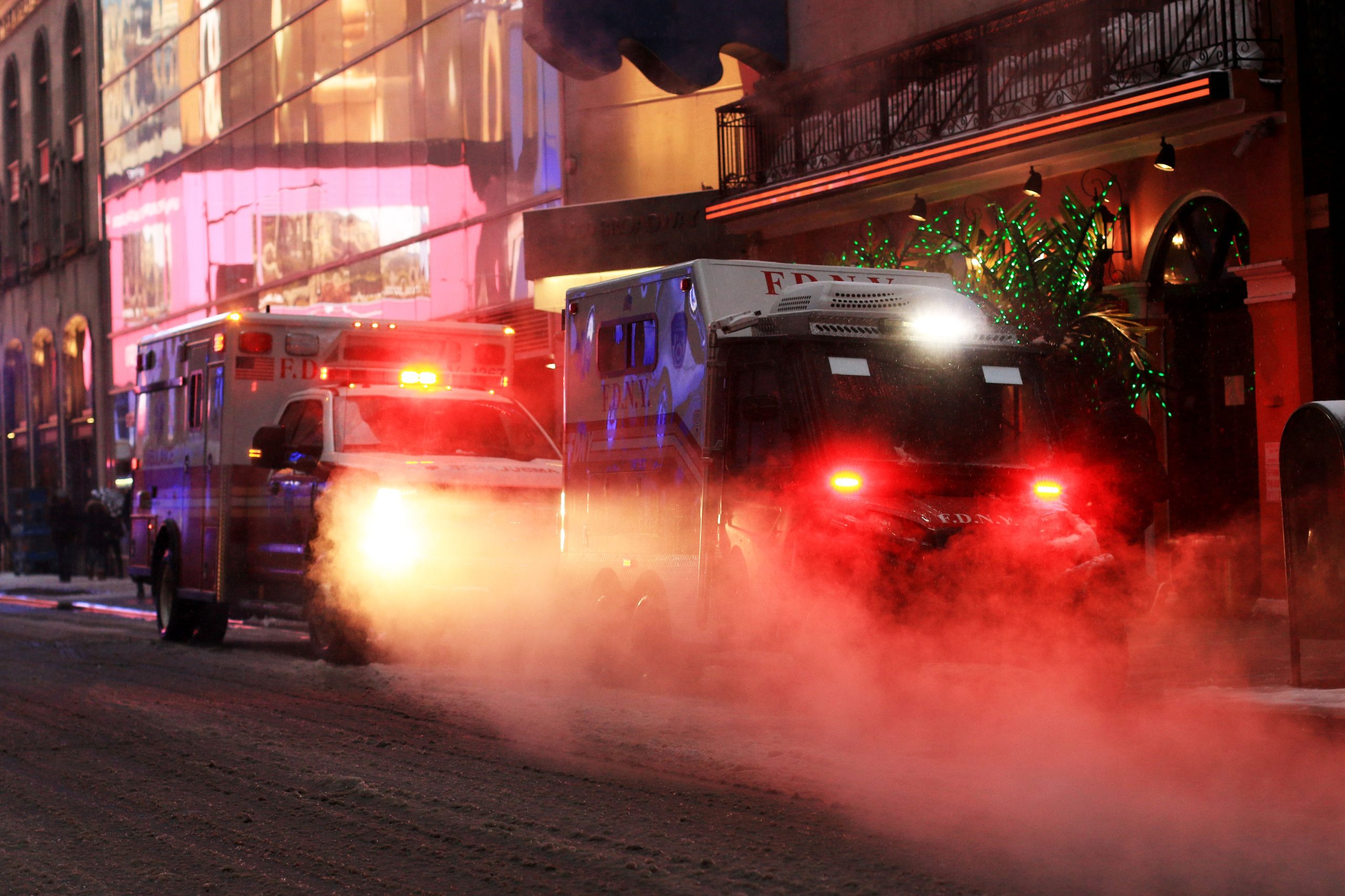 Hombre incendiado en el Times Square de Nueva York, sospechoso todavía lo suelto