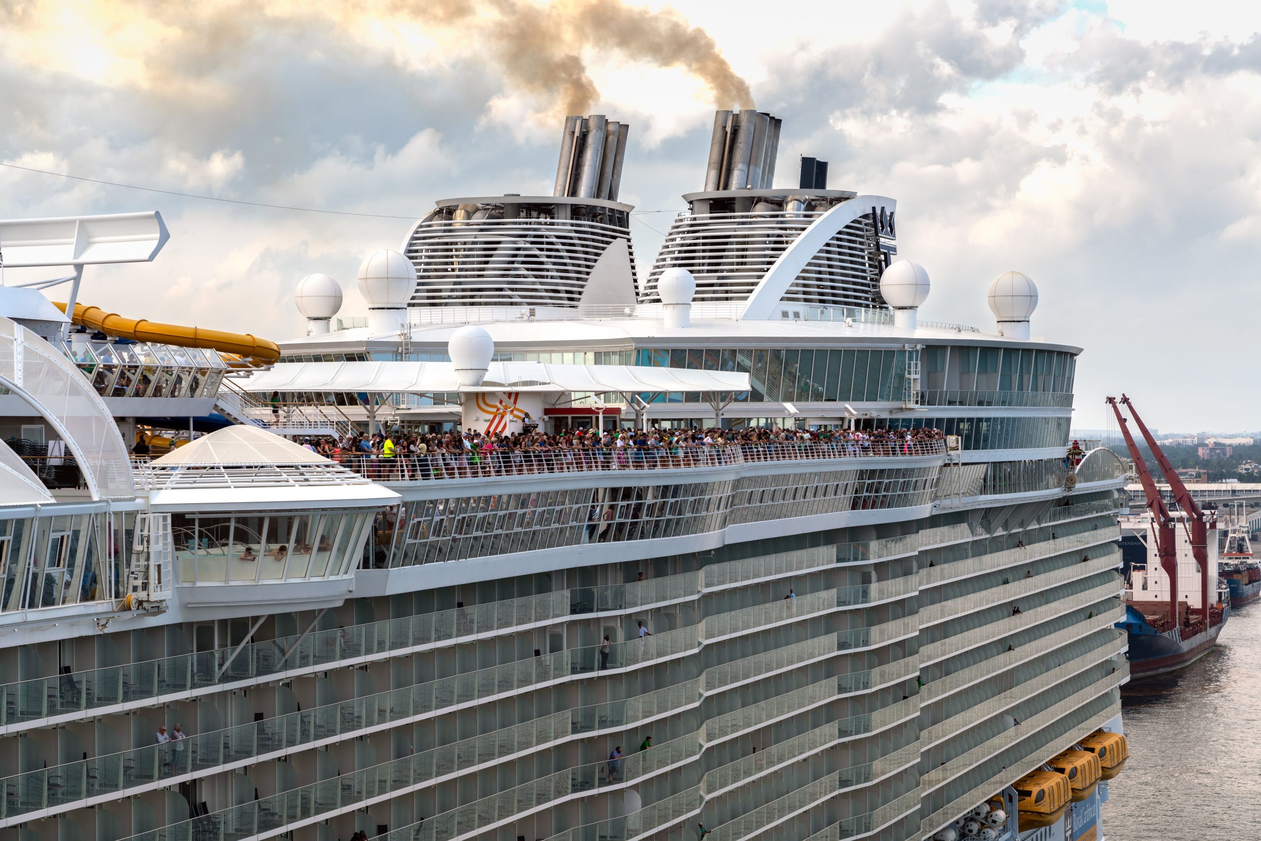 Norwegian Pearl and Carnival Sunrise Ships aide Royal Caribbean après horrible incident de croisière sur le thème des années 80