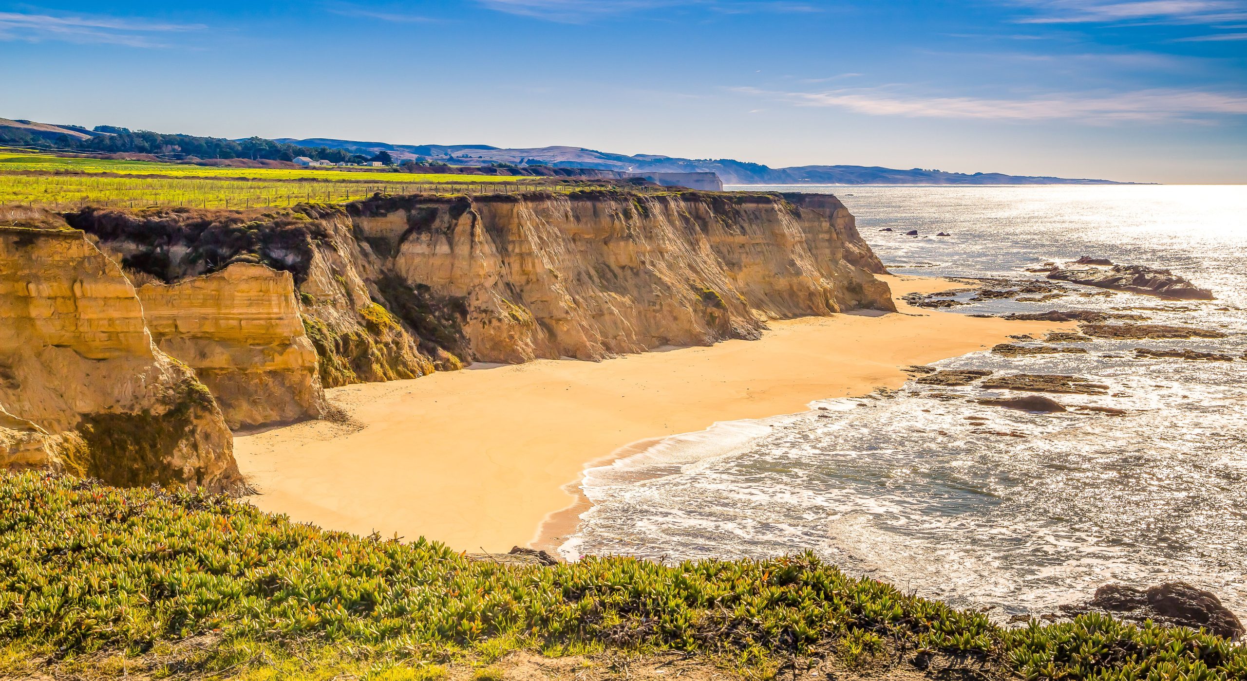 Uma das cidades costeiras mais encantadoras da Califórnia tem uma maravilha natural em forma de peculiar