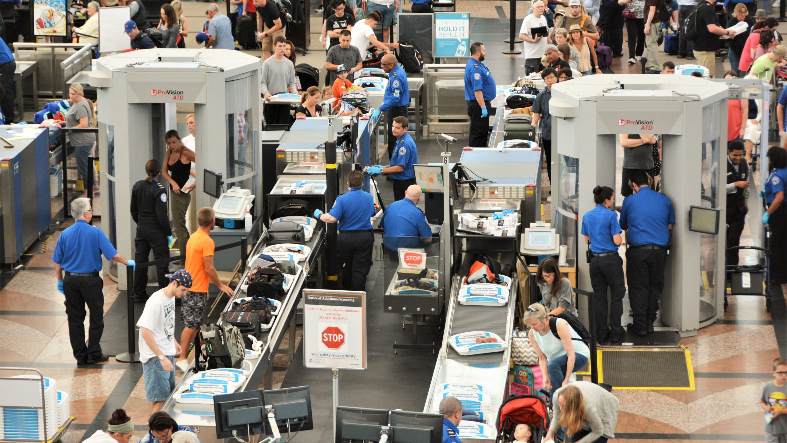 Las pantallas de TSA registran 2.99 millones de volantes a medida que el aumento de tráfico de verano continúa hacia el 4 de julio