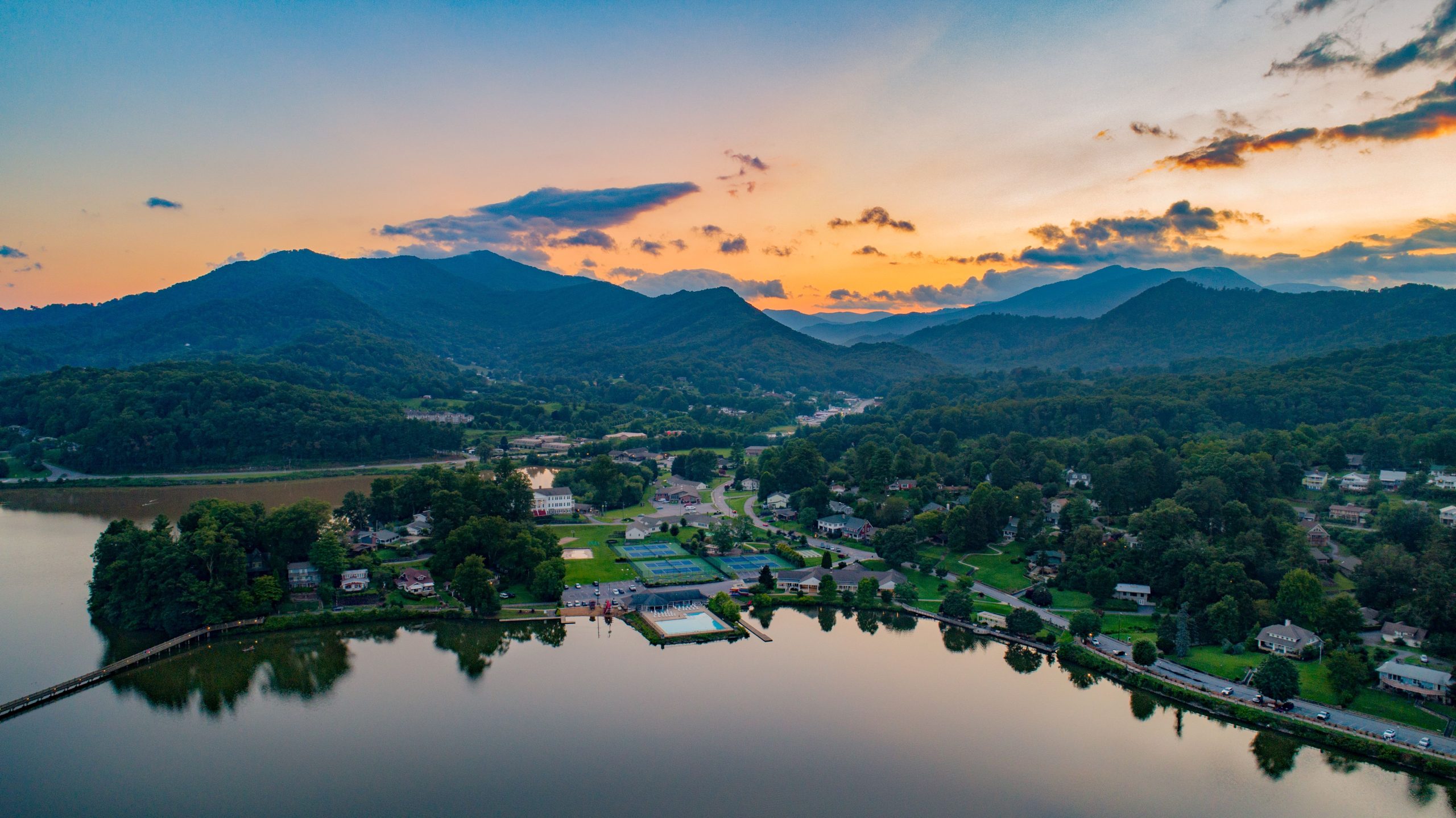 Échangez Asheville contre cette ville bleue «spirituelle» unique près du parc national le plus populaire