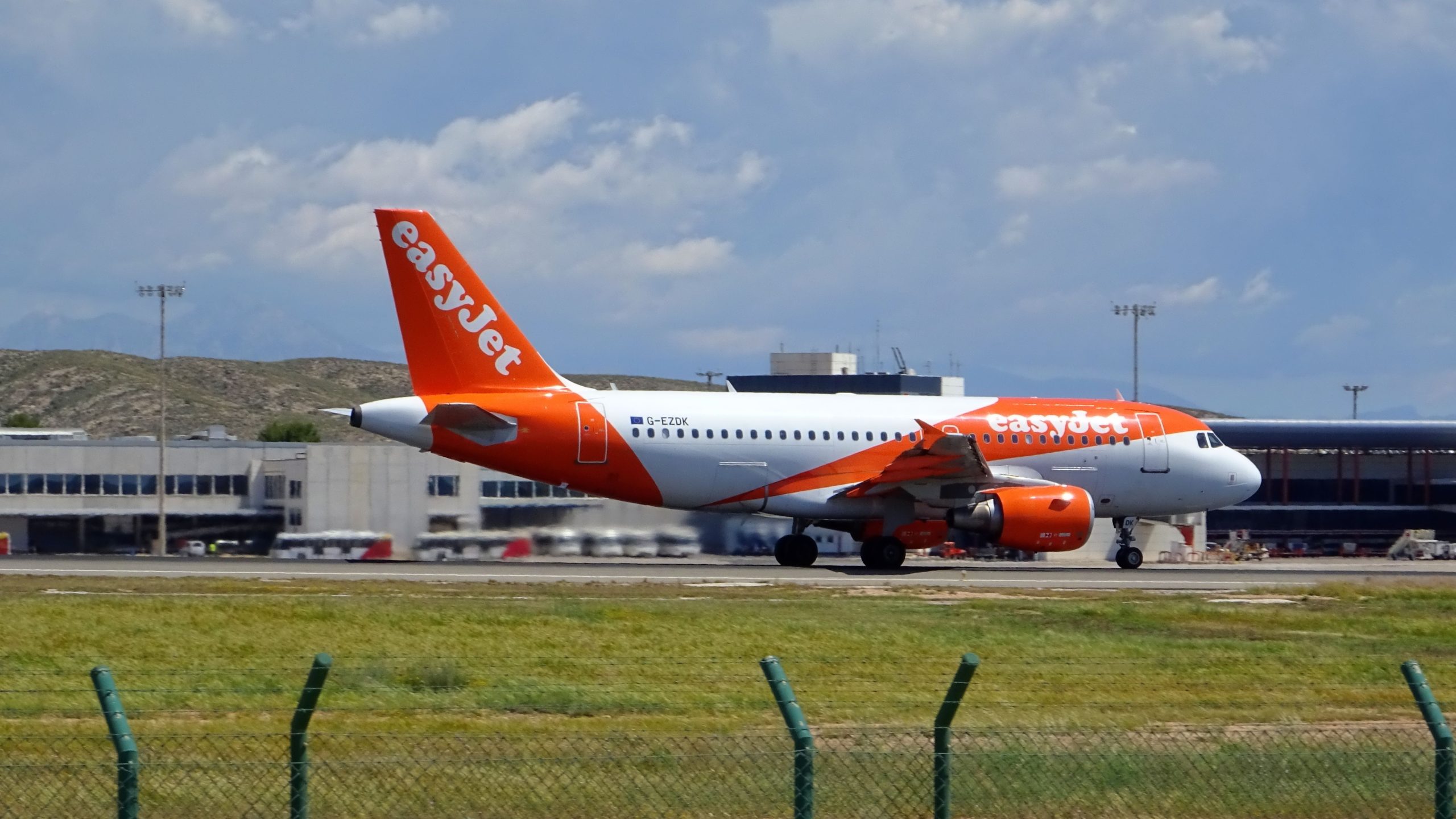 Passageiro bêbado da EasyJet preso no aeroporto de Alicante depois de tentar abrir a porta em voo