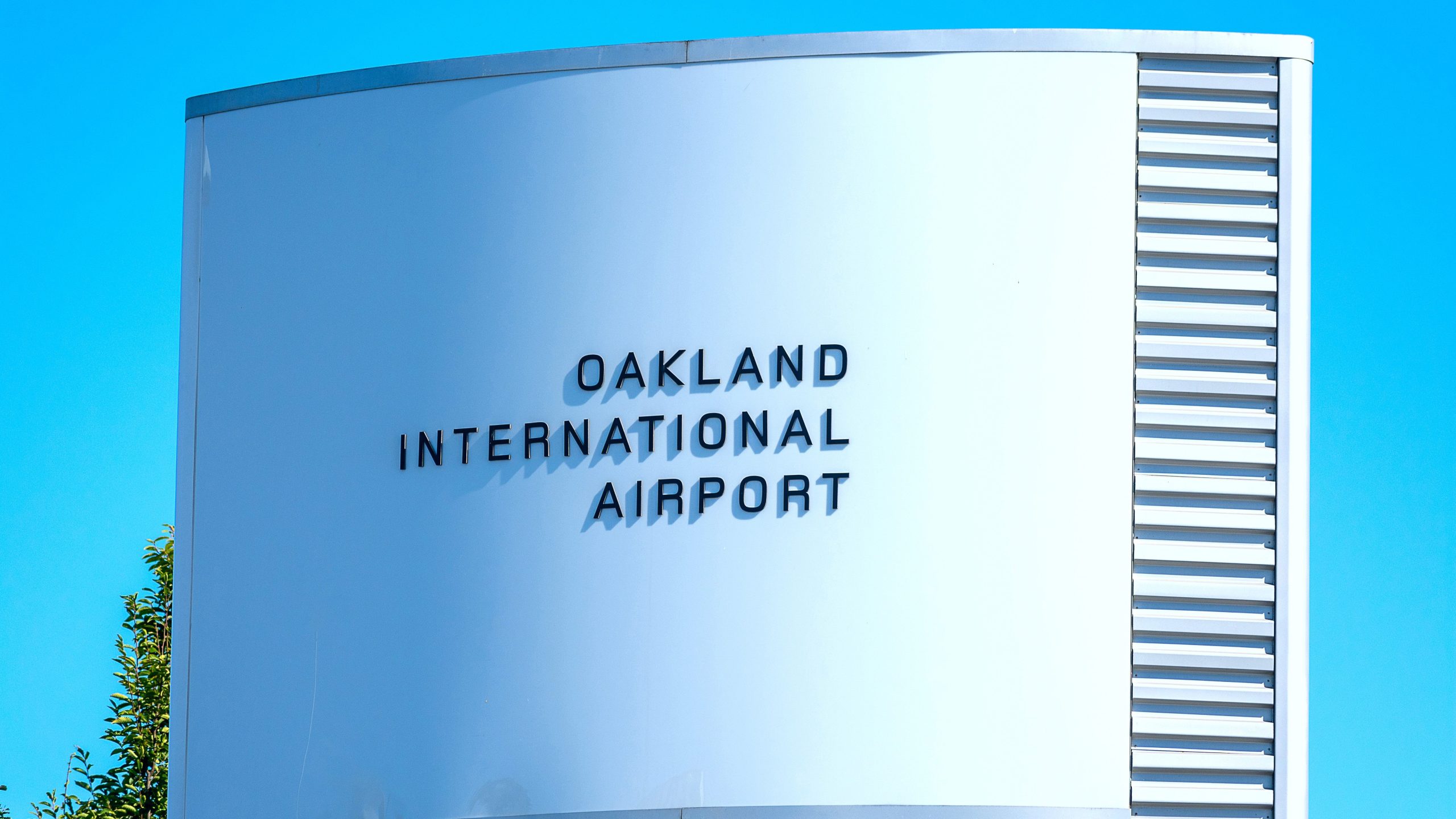 Il tentativo di rinominato dell'aeroporto internazionale di Oakland è bloccato