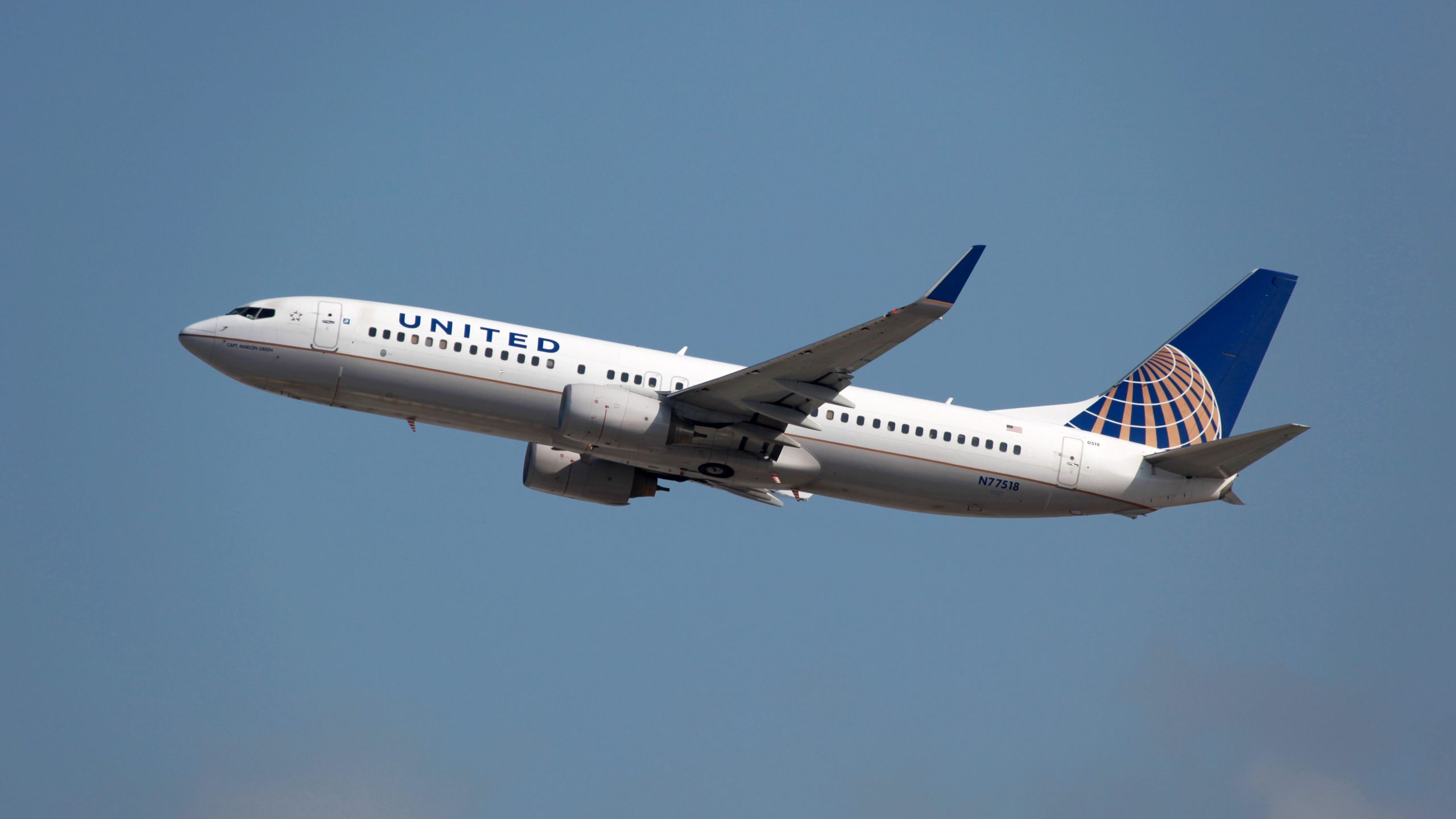 United Airlines Boeing 737-800 se desvía a Washington Dulles después de que "Biohazard" hace que la tripulación vomite