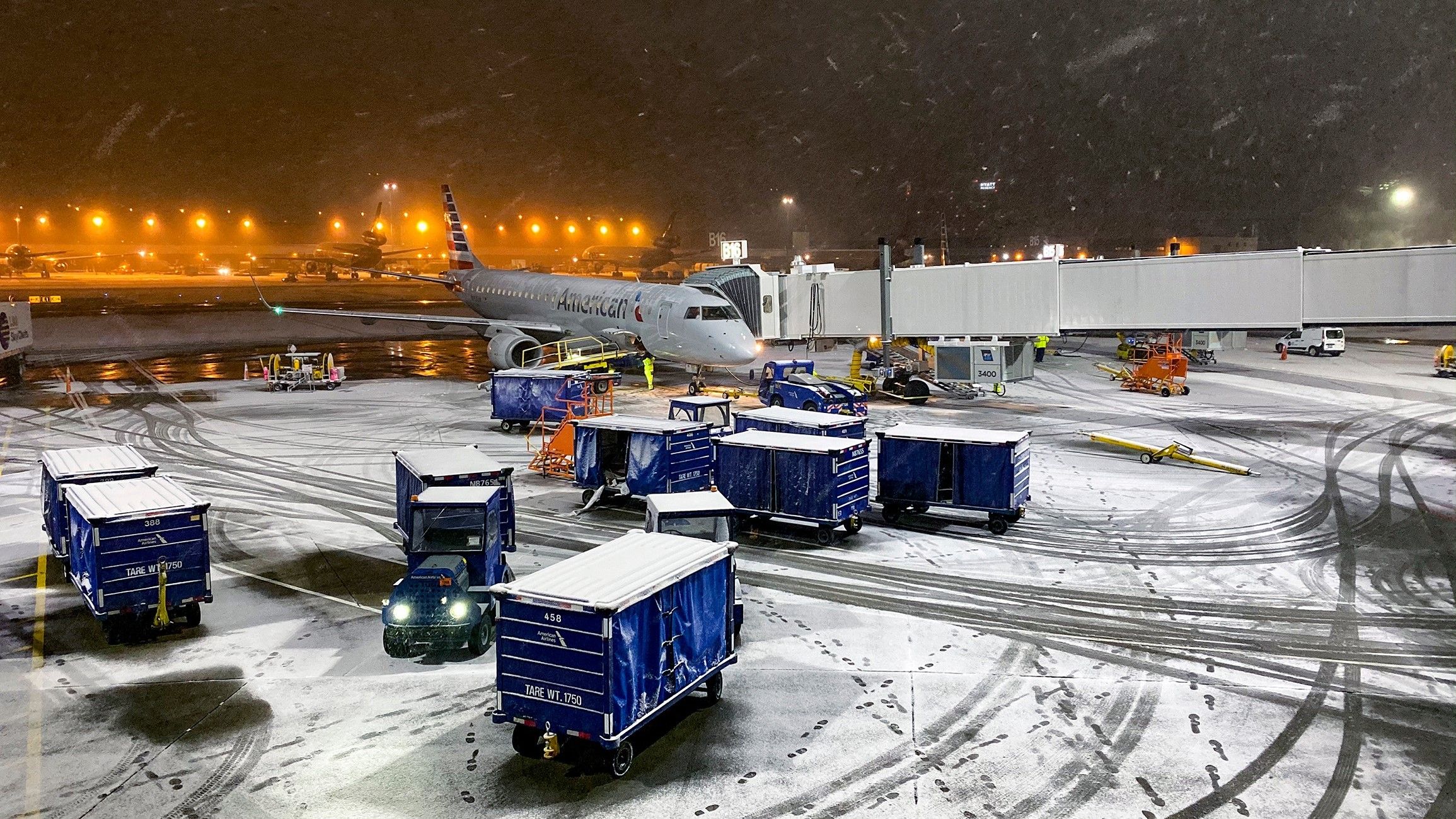 Les passagers d'American Airlines attendent des heures pour se déplacer alors que le temps hivernal perturbe Nashville