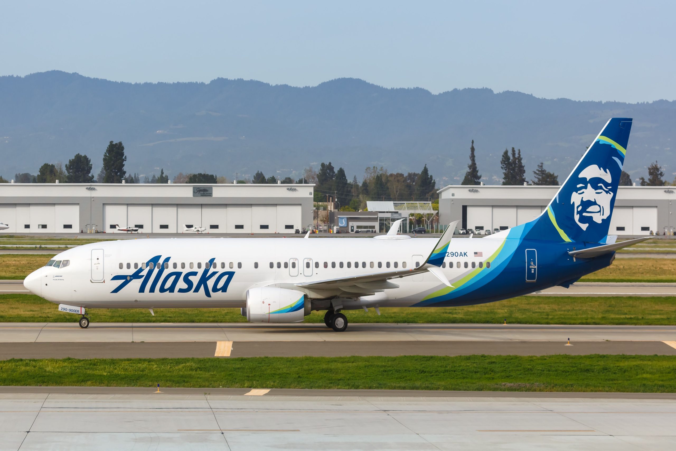 Alaska Airlines Boeing 737-900 revient à San Jose en raison de problèmes mécaniques