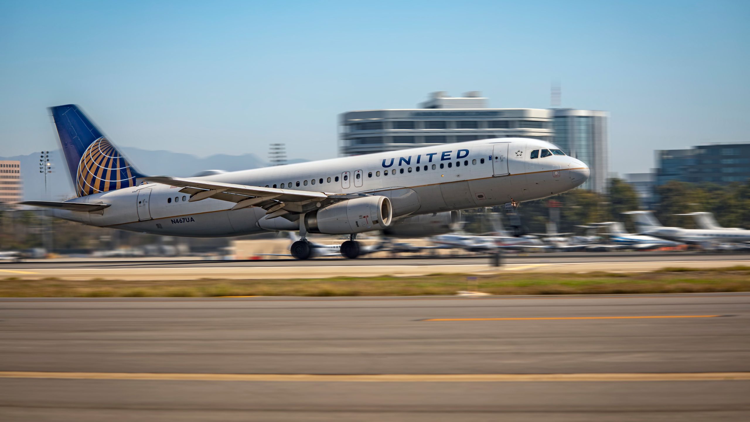 United Airlines se disculpa y elimina la azafata después del incidente que involucra al Salón de la Fama de la NFL