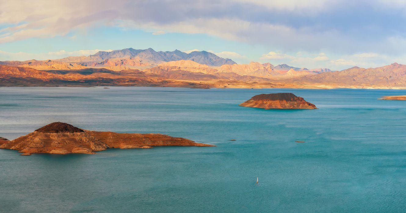 Le plus grand lac artificiel aux États-Unis a une capacité d'eau impressionnante de 28,76 millions d'acres-pieds à la piscine complète