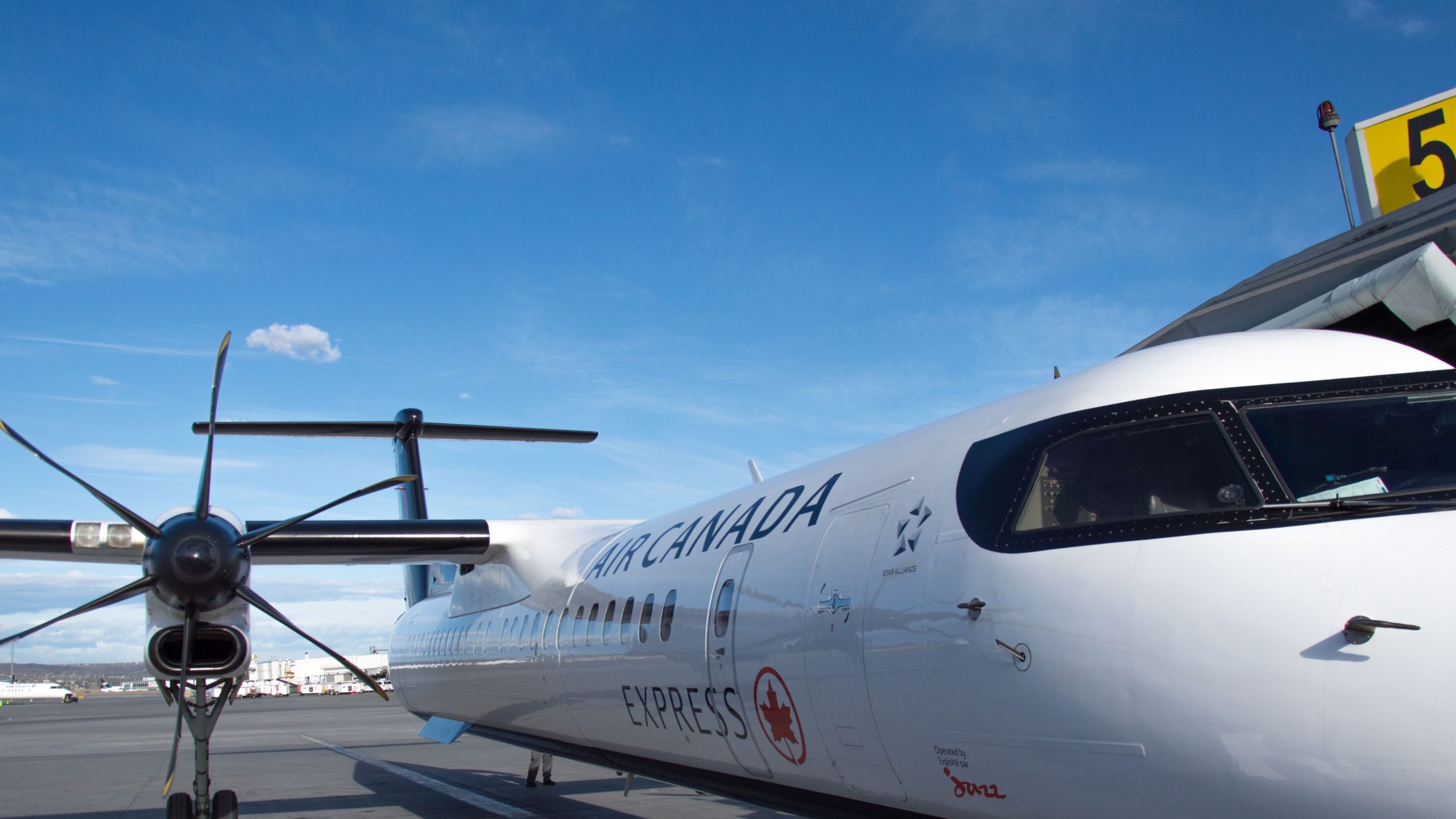 "Increíblemente peligroso": Pilotos de Jazz Aviation Dash 8-400 regañado por cambiar a la frecuencia ATC incorrecta en Toronto
