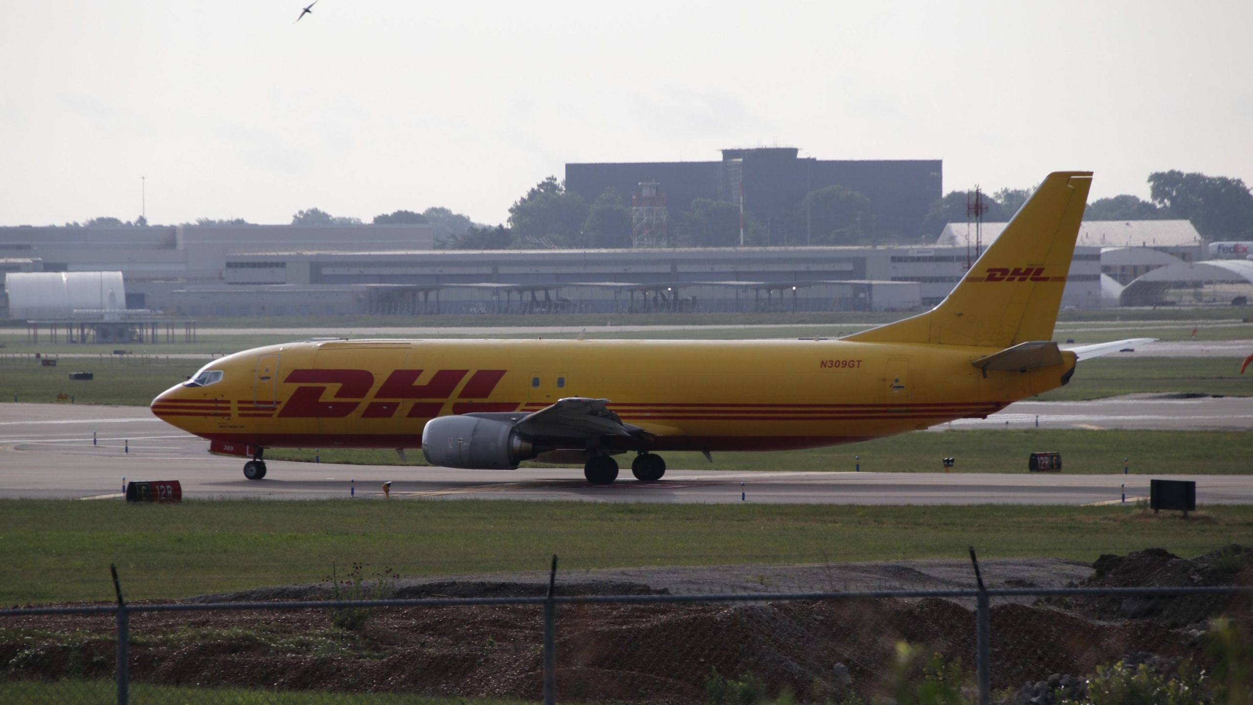 Breaking: Dhl Boeing 737-400, à destination de Vilnius, se bloque dans Liepkalnis