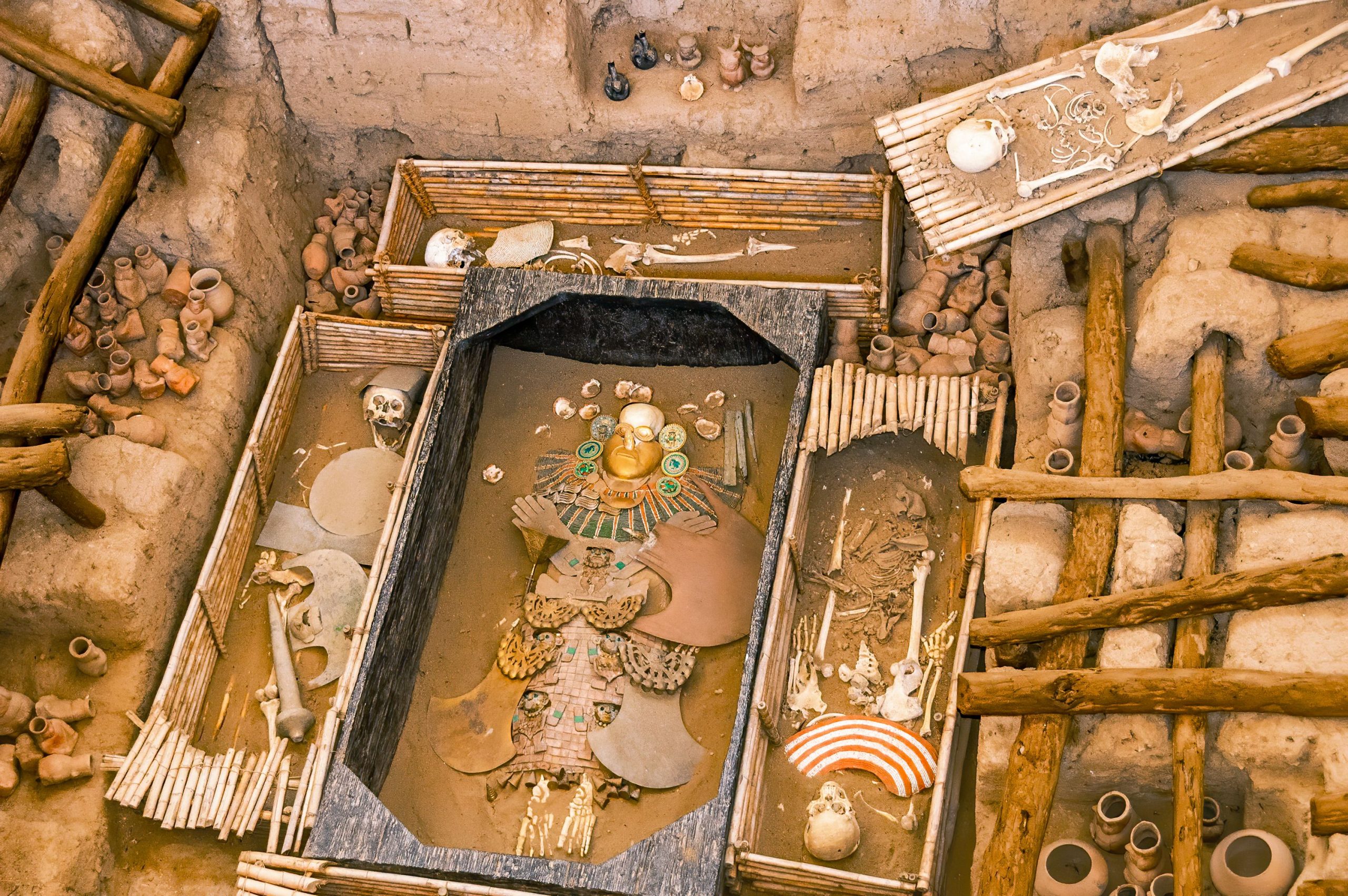 350 artefatos de tumba de 5.000 anos de rei pré