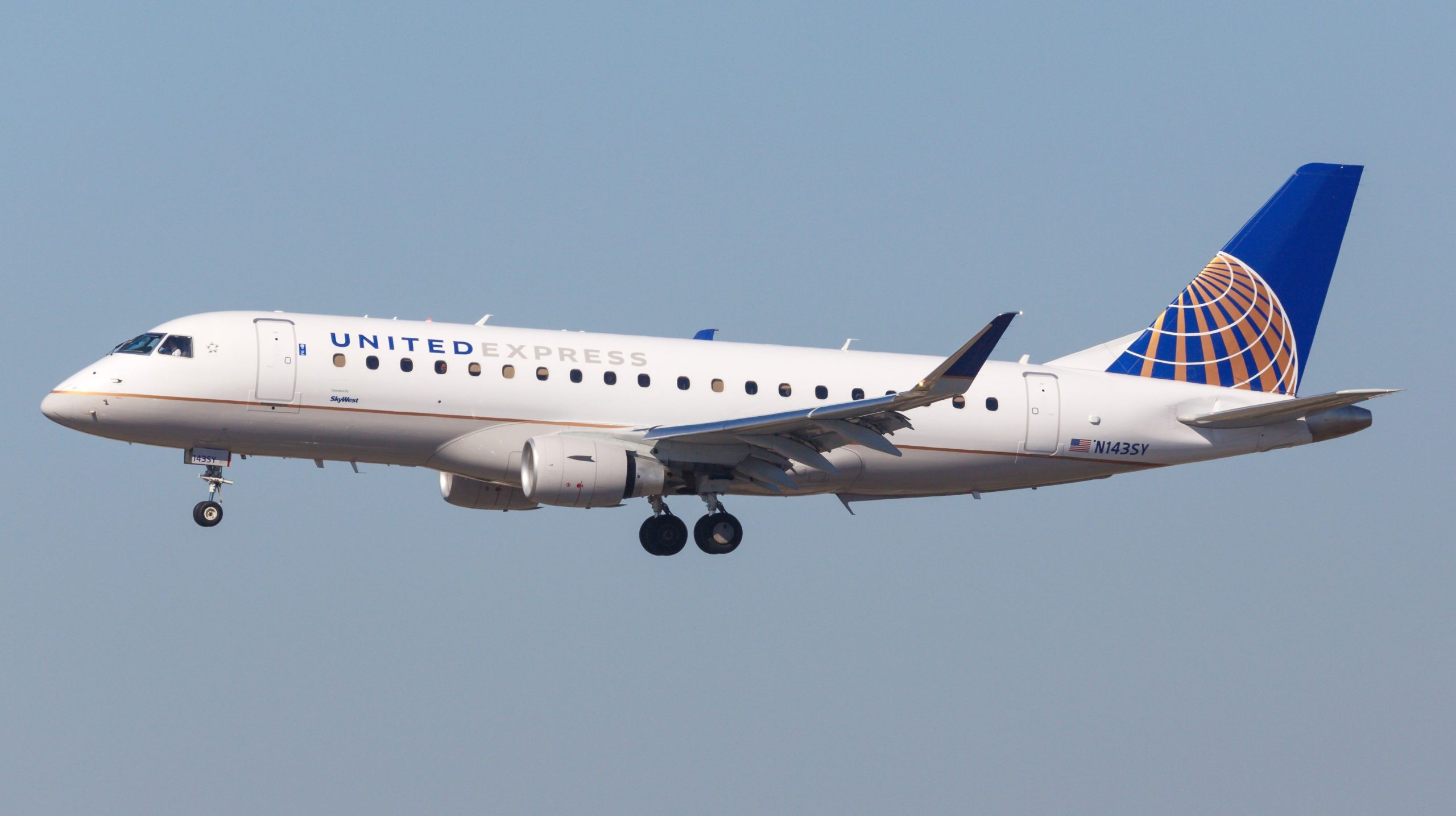 El Embraer E170 de United Airlines E170, con destino a Detroit, regresa al aeropuerto y evacuados de Newark después de que el humo reportó