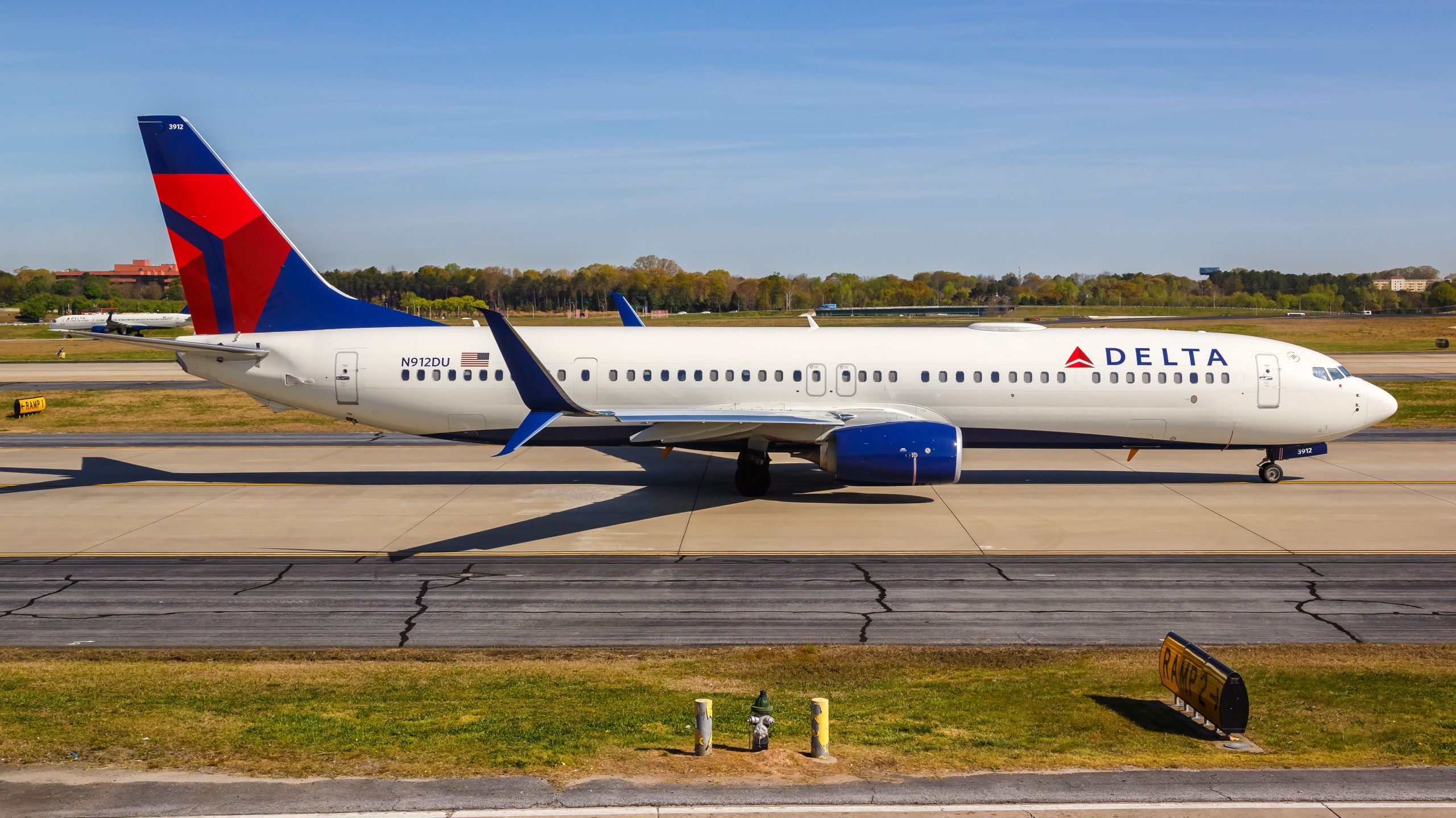 Le vétéran de l'armée joue du saxophone pour les passagers de Delta Air Lines sur le vol retardé