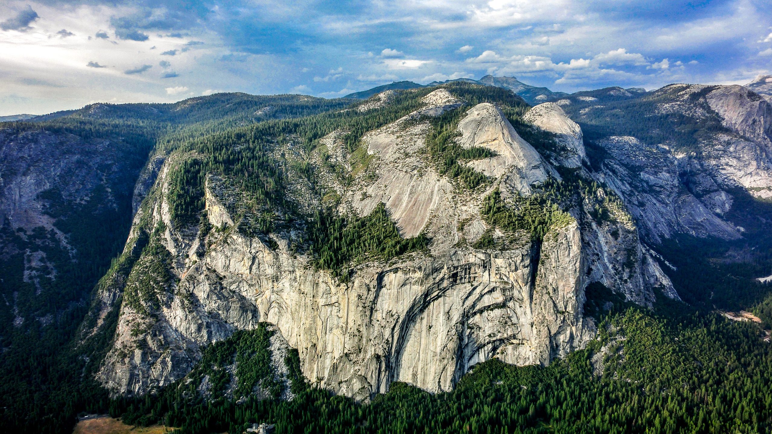 Un enorme deslizamiento de rocas tiene visitantes luchando en el Parque Nacional Yosemite