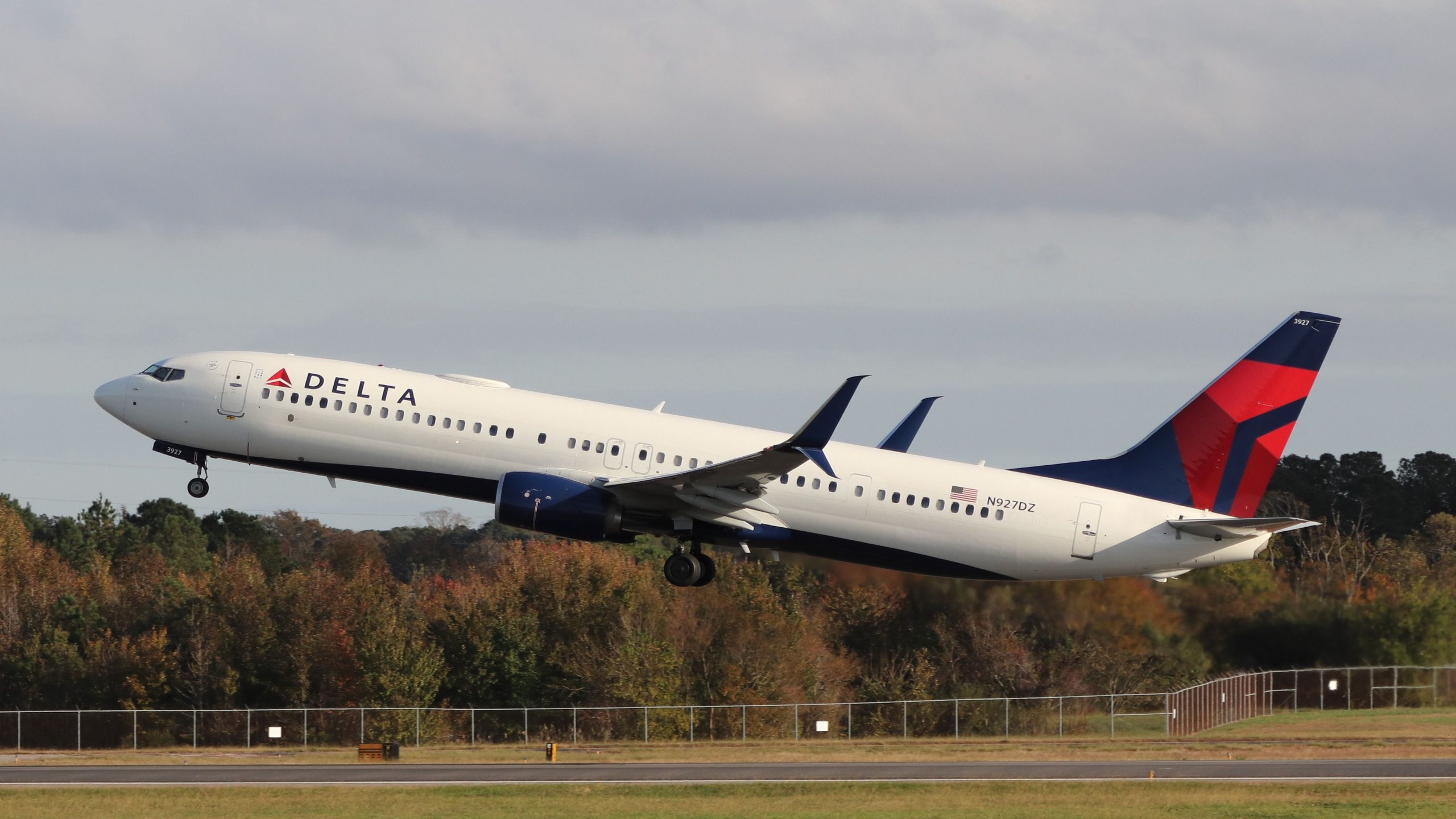 Porte bloquée: le vol de Delta Air Lignes est coincé dans les toilettes pendant plus de 30 minutes