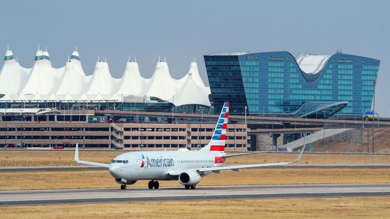 Tee Up antes del despegue: el aeropuerto internacional de Denver abre un nuevo salón de golf virtual