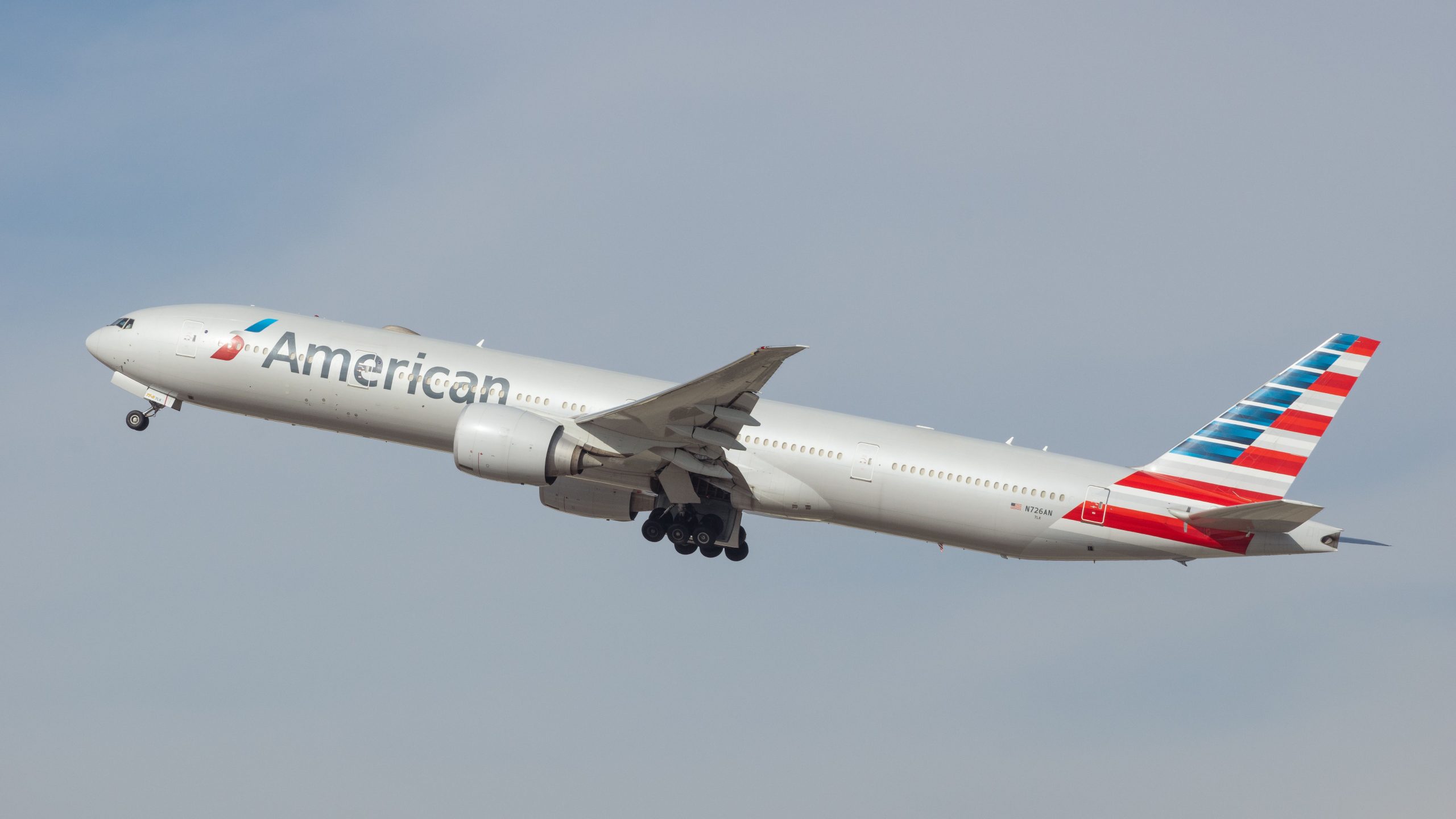 American Airlines Boeing 777-300er revient à Los Angeles après une fausse alarme de porte de cargaison