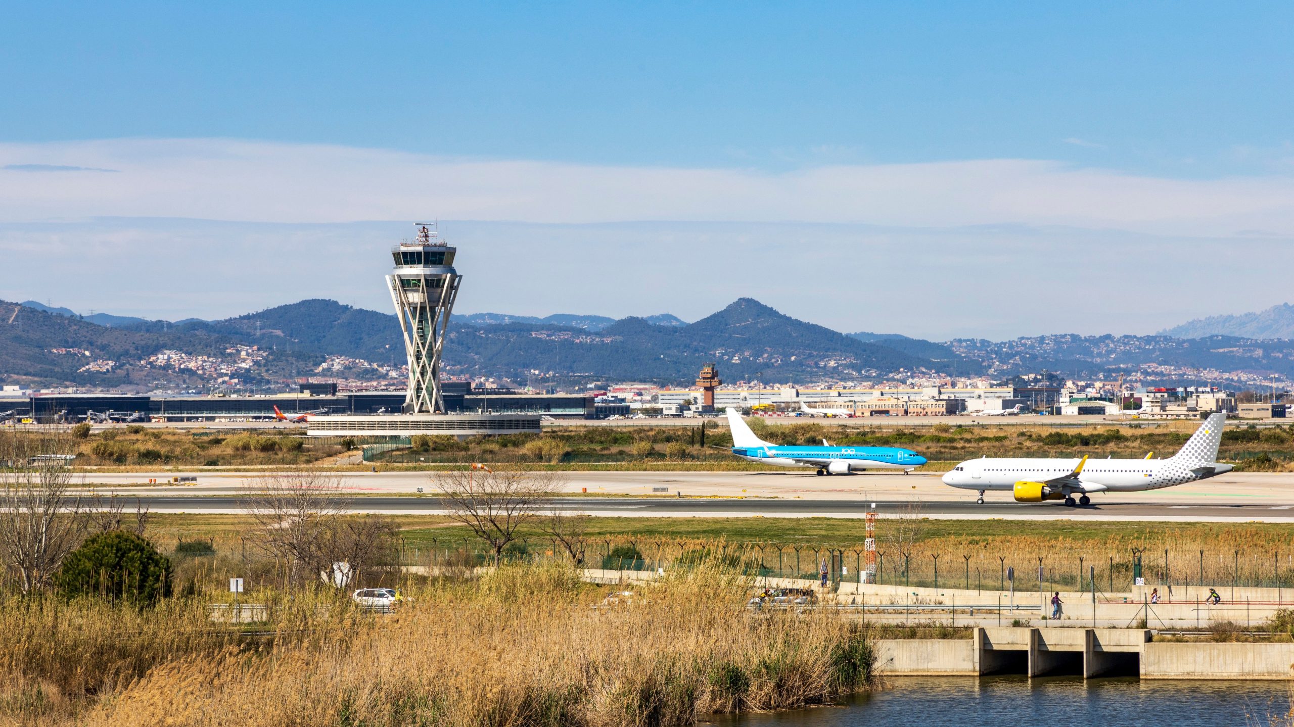 Les retards et les annulations des vols se poursuivent alors que l'aéroport de Barcelone El Prat est aux prises avec des tempêtes dévastatrices