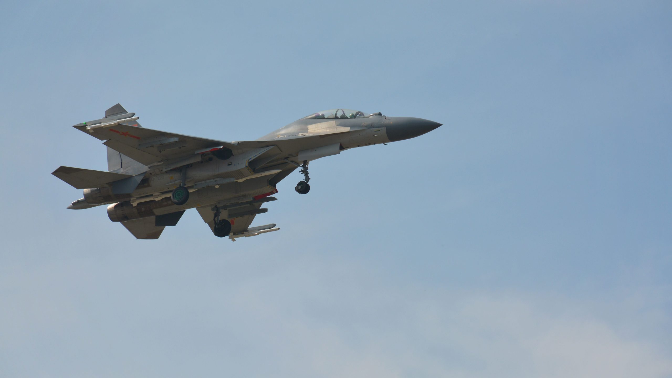 Filipinas protesta después de que los chinos cayeron bengalas en el camino de la aeronave de la Fuerza Aérea