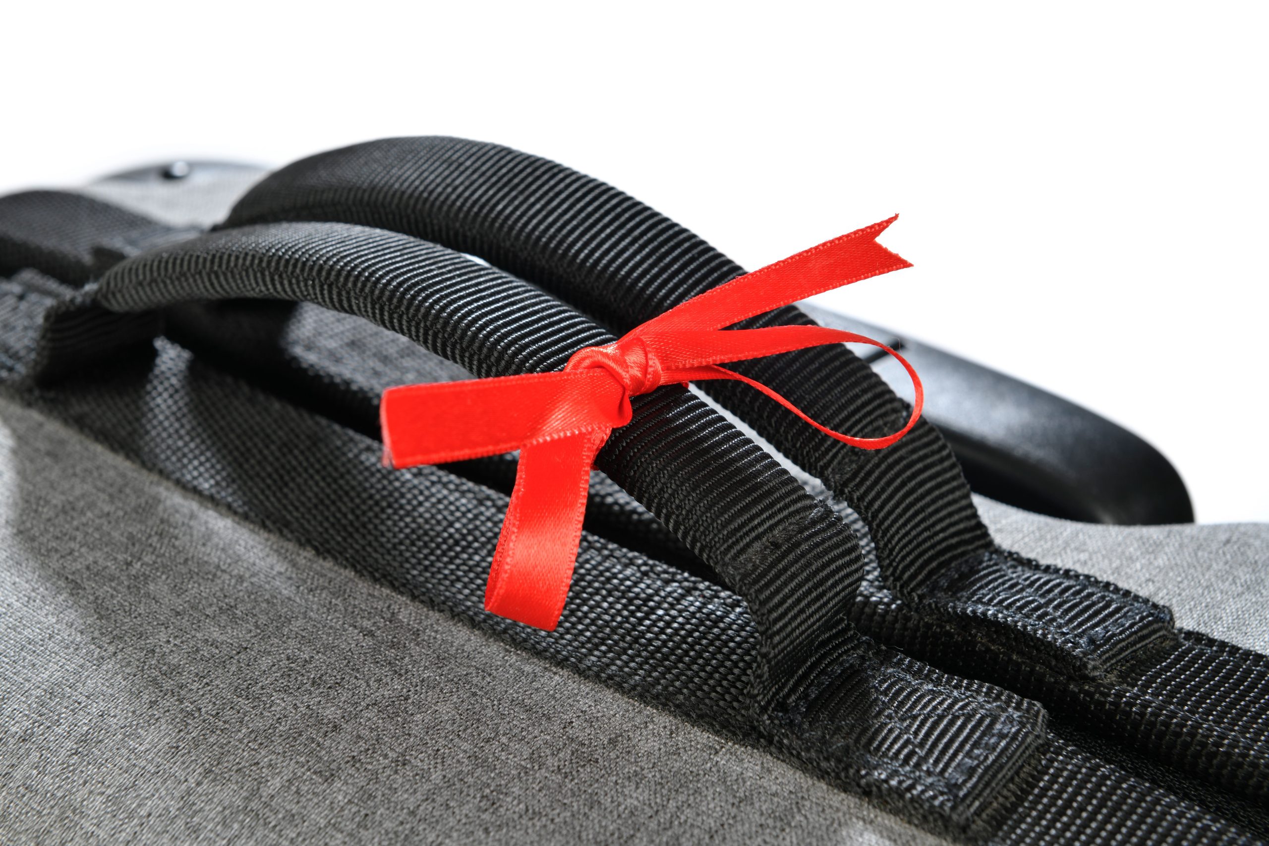 Le gestionnaire de bagages aéroportuaires prévient de ne pas attacher des rubans aux bagages enregistrés