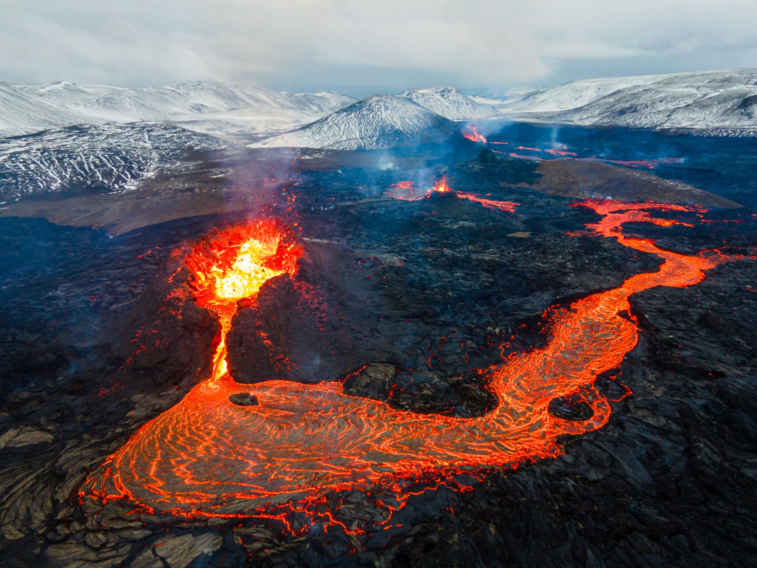 Breaking: Blue Lagoon e cidade local forçada a evacuar como o vulcão entra em erupção na Islândia