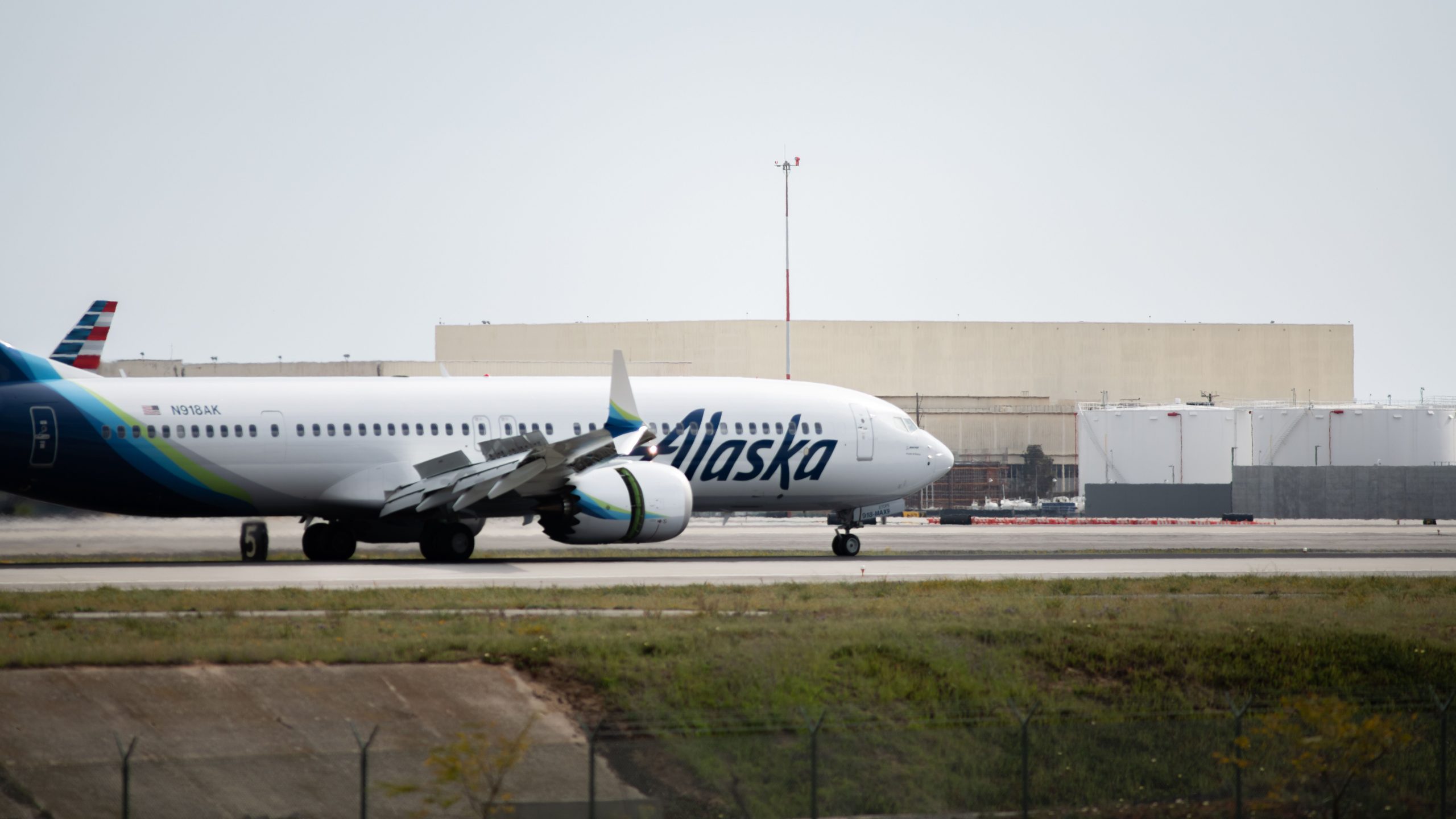 Les compagnies aériennes de Boeing et de l'Alaska ont frappé un procès de 1 milliard de dollars par 3 passagers après une éruption de 737 max 9 portes