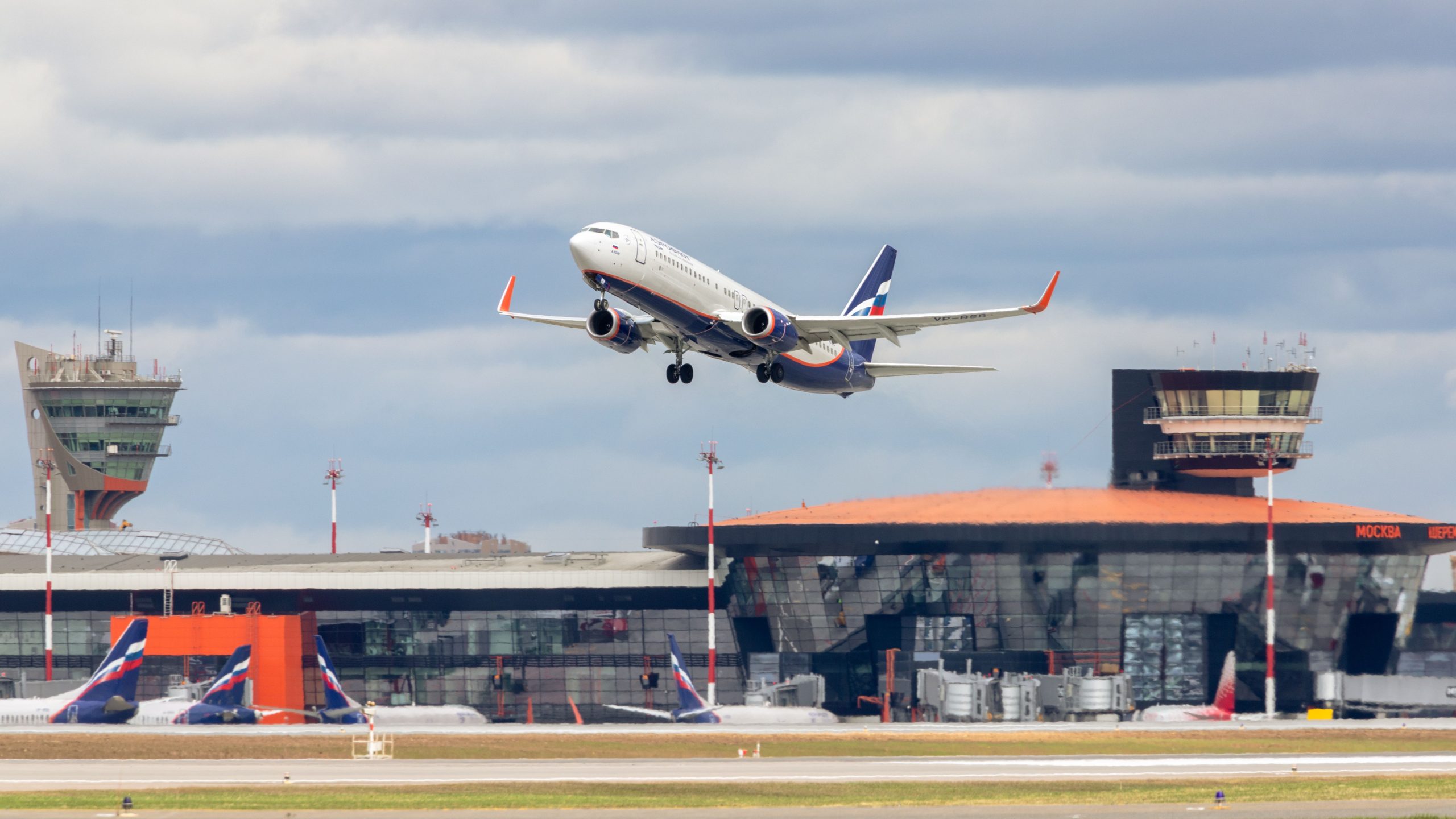 Las autoridades cierran los 4 aeropuertos de Moscú temporalmente sobre las preocupaciones de seguridad