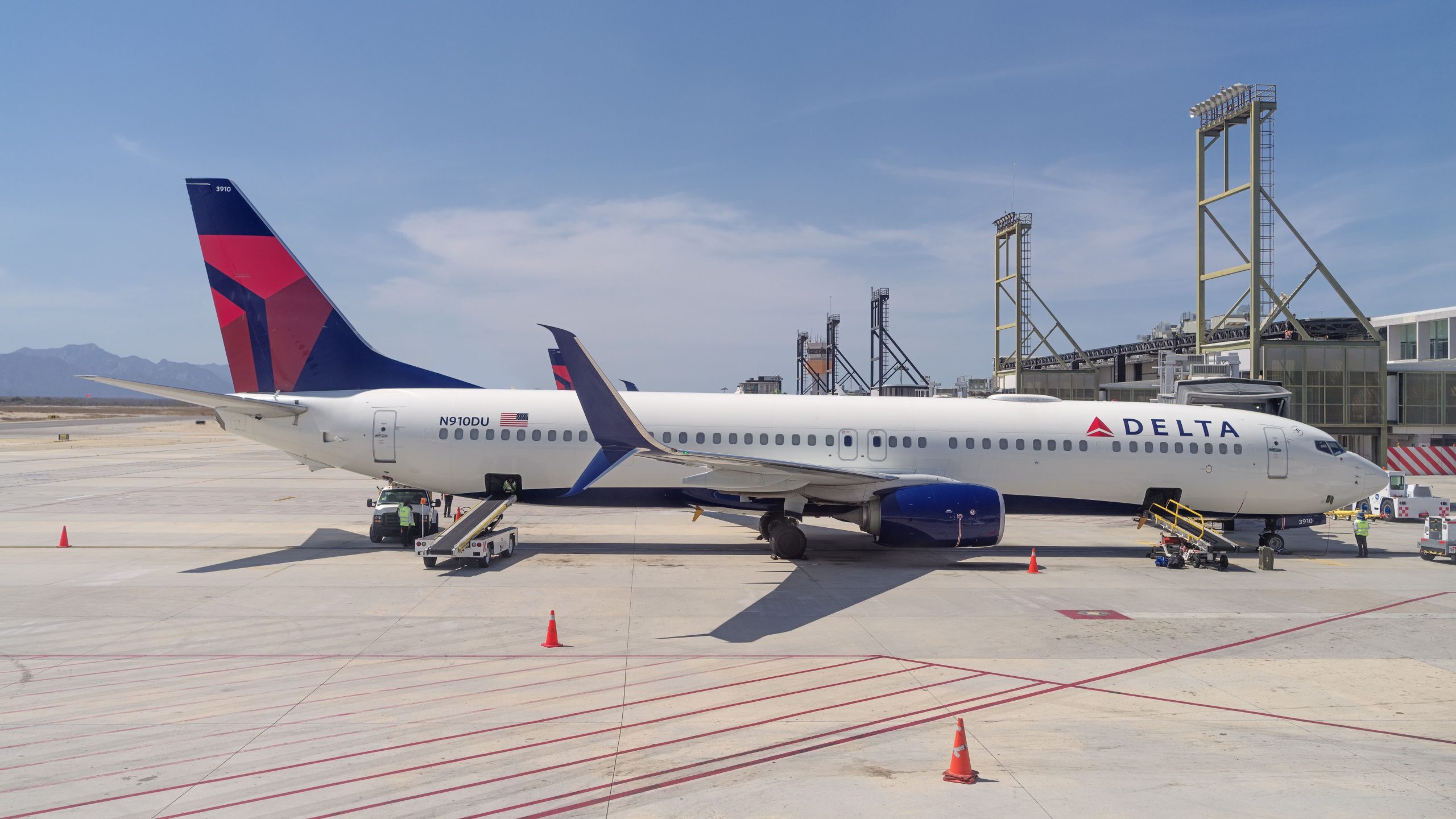 Delta Air Ligne Boeing 737 endommagé après collision avec un camion d'escalier dans les îles Caïmans