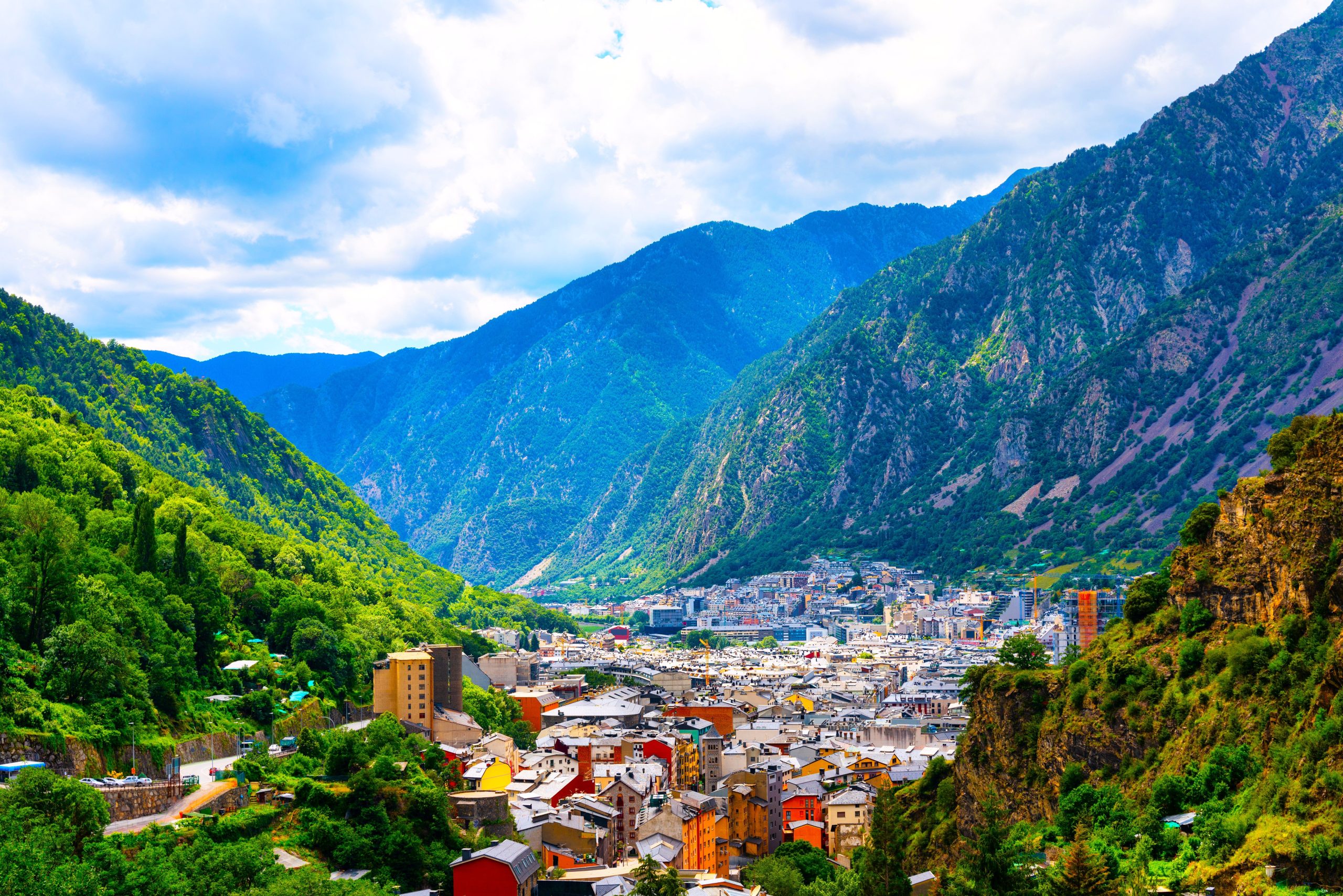 La capitale la plus élevée d'Europe ne peut pas être accessible par des trains ou des avions