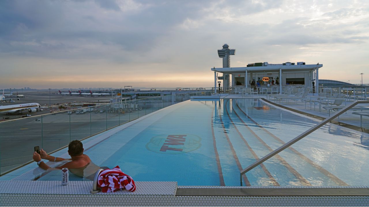Uau: o aeroporto de Nova York JFK tem uma piscina infinita na cobertura oferece vistas deslumbrantes da pista do aeroporto