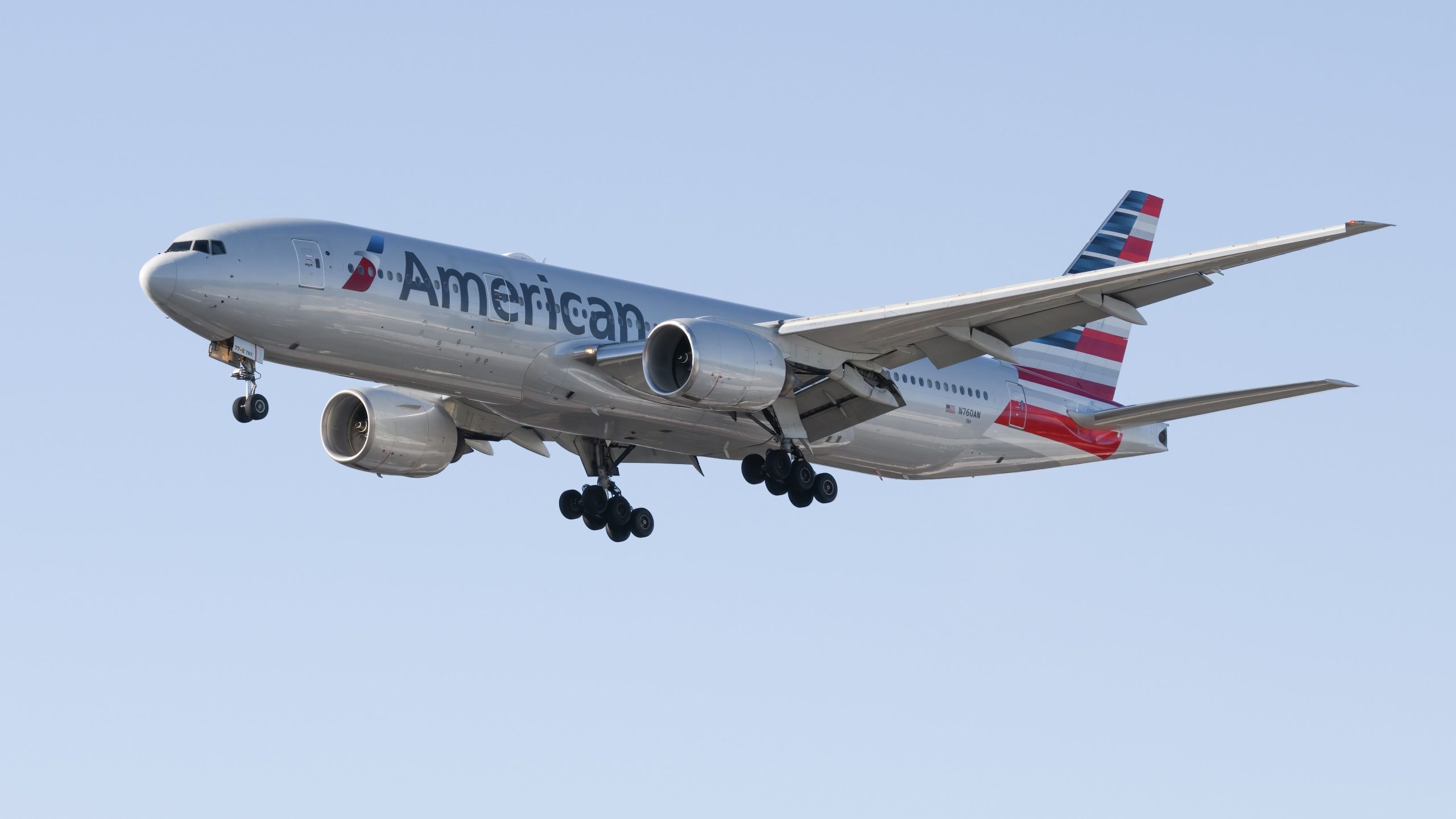 American and Frontier Airlines Avies Clip Wings no asfalto no aeroporto de Boston Logan