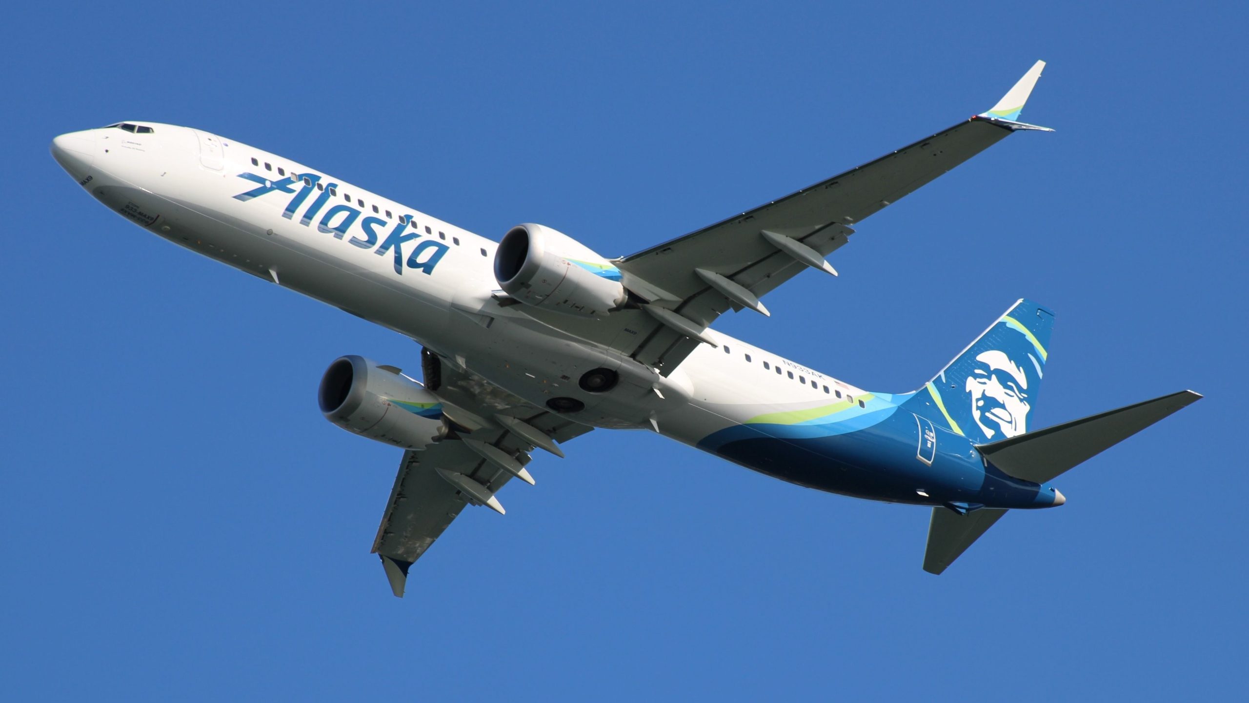 Alaska Airlines Boeing 737 Max 9 revient à Portland après Bird Strike