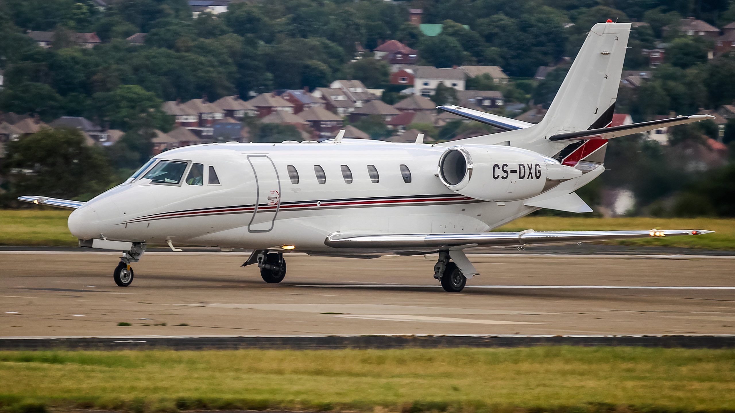 NetJets Cessna Citation XLS corre hacia la terminal en el aeropuerto de Teterboro